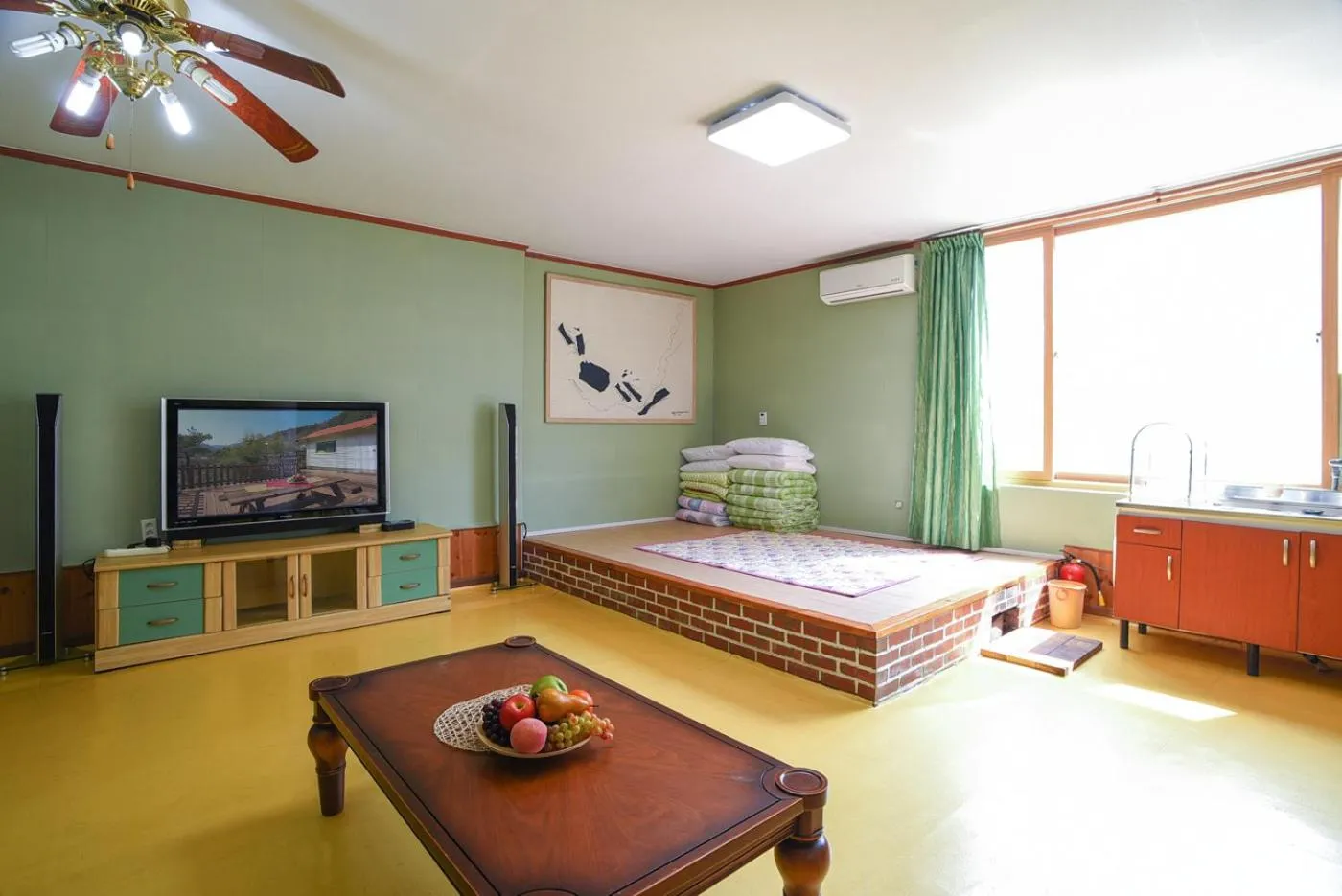 Photo of the whole room, Bed in Dasanbang Pension