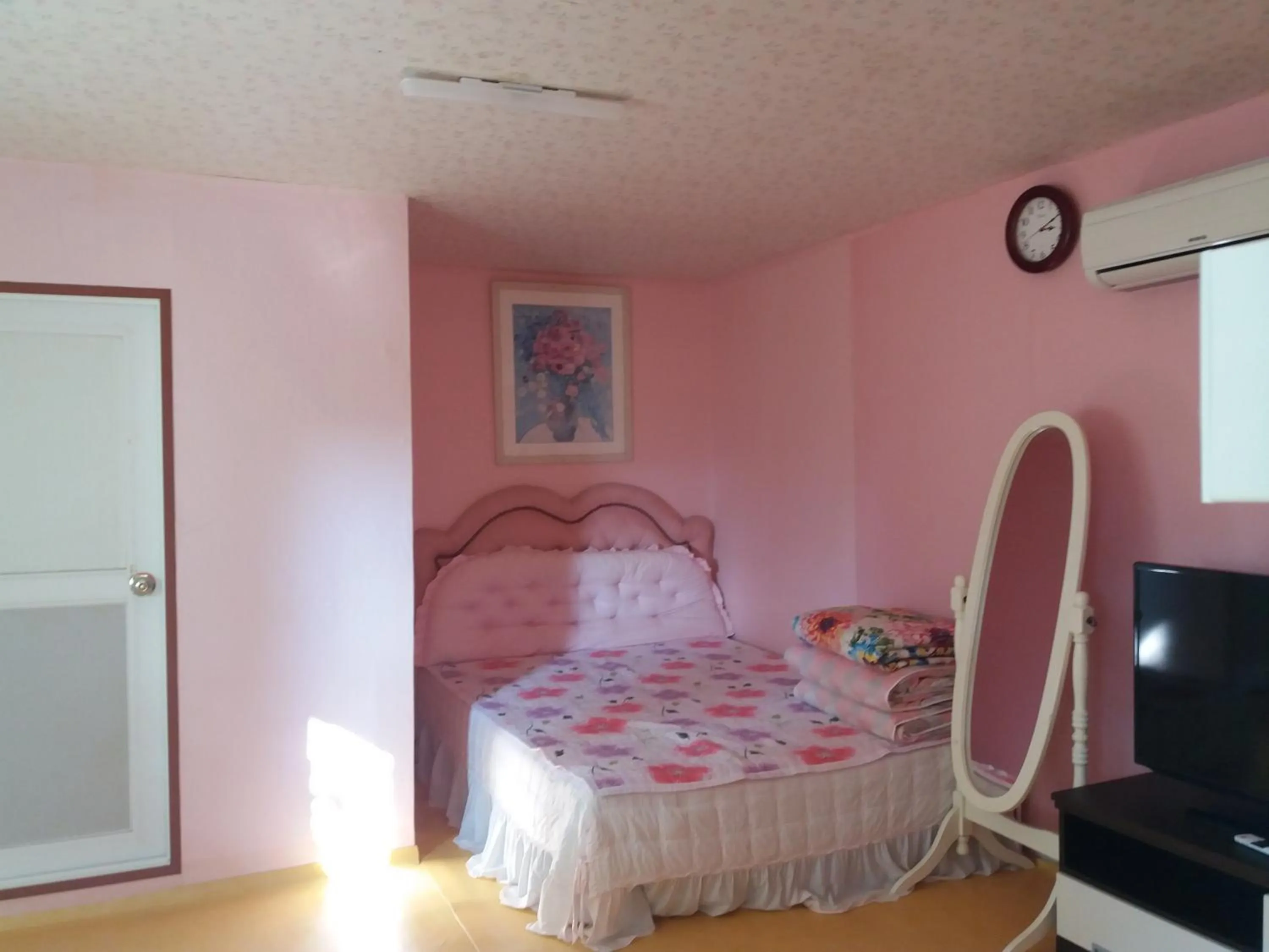 Photo of the whole room, Bed in Dasanbang Pension