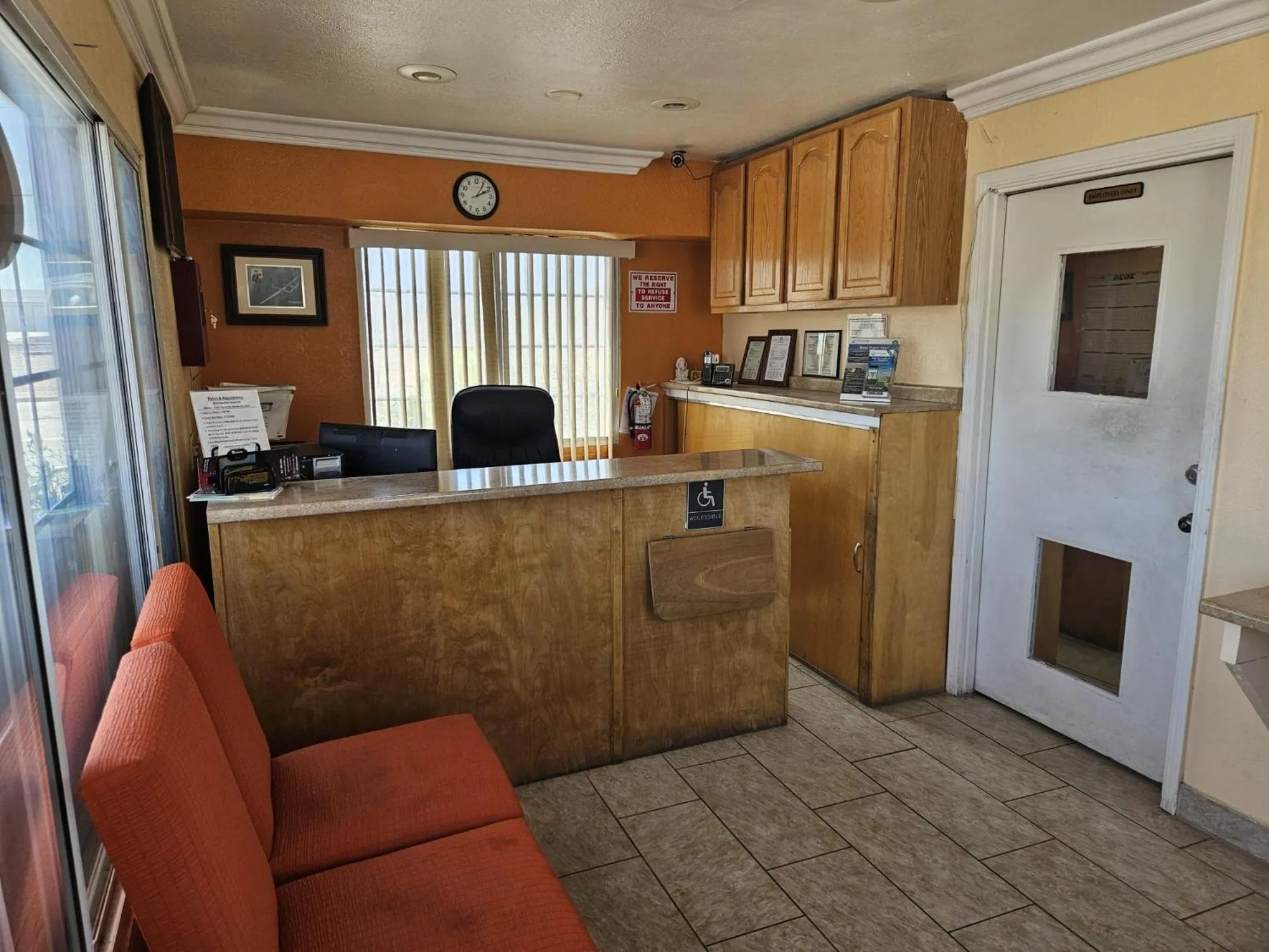 Seating area in Americas Best Value Inn-Mojave