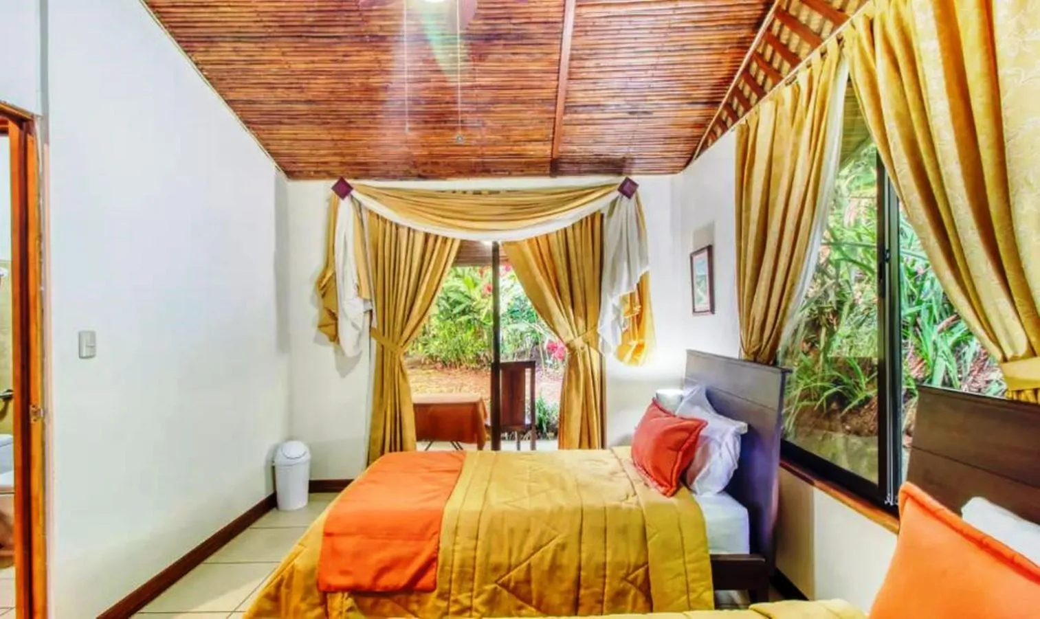 Photo of the whole room, Bed in Hotel San Rafael Ecolodge