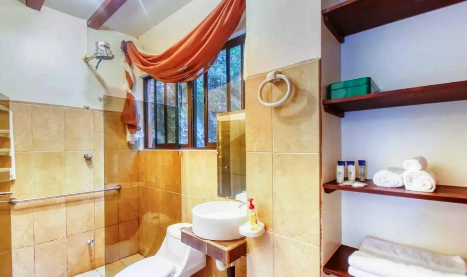 Bathroom in Hotel San Rafael Ecolodge