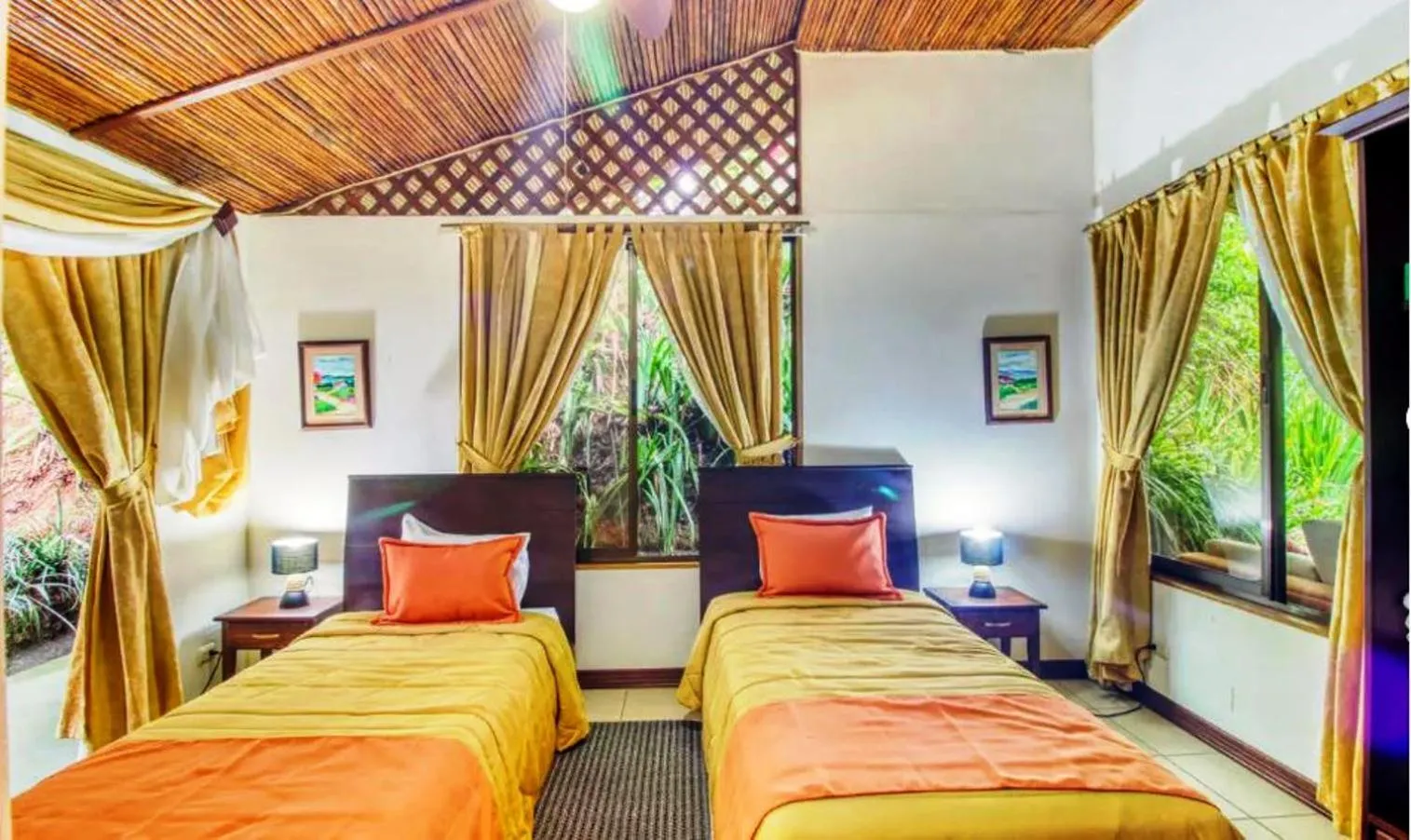 Photo of the whole room, Bed in Hotel San Rafael Ecolodge