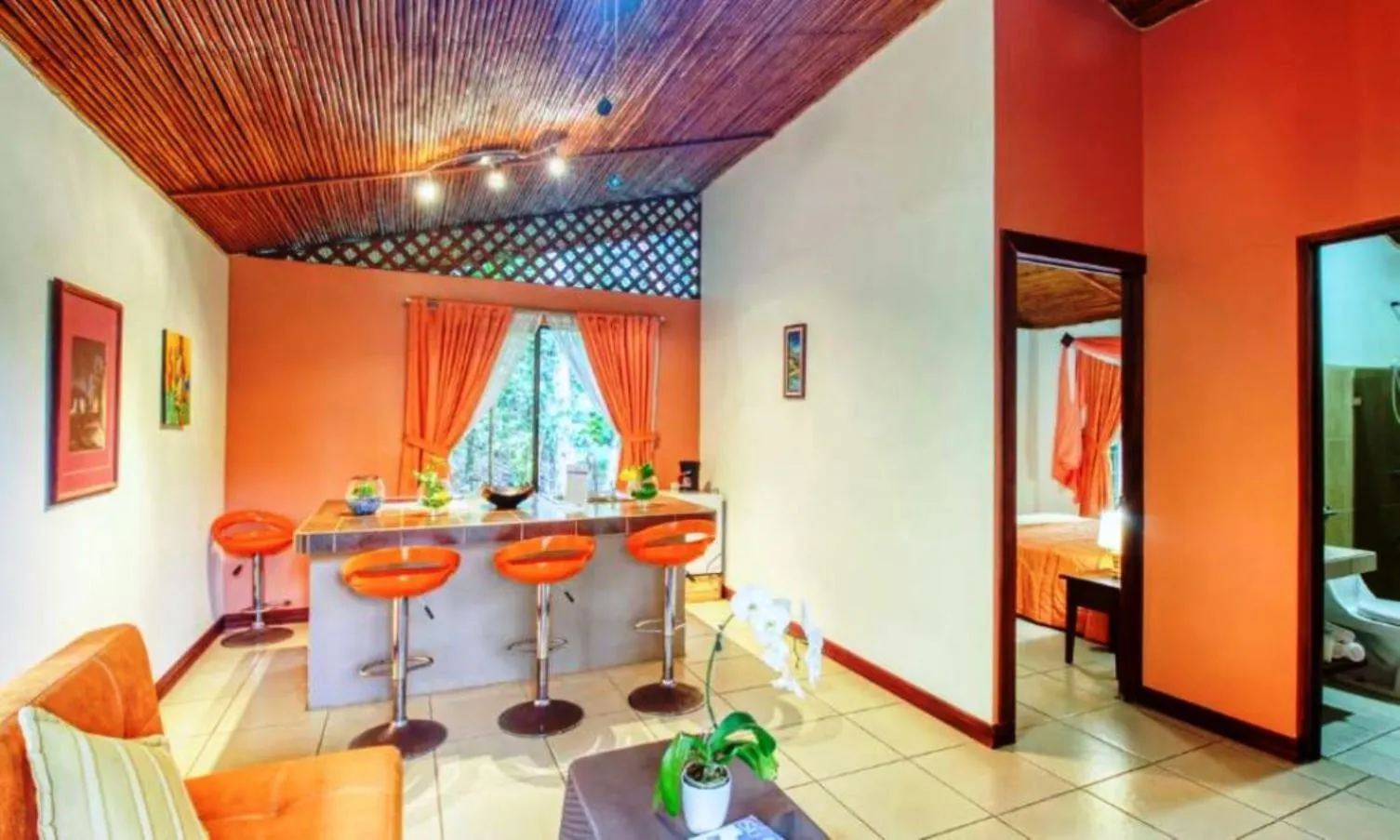 Kitchen or kitchenette, Bed in Hotel San Rafael Ecolodge