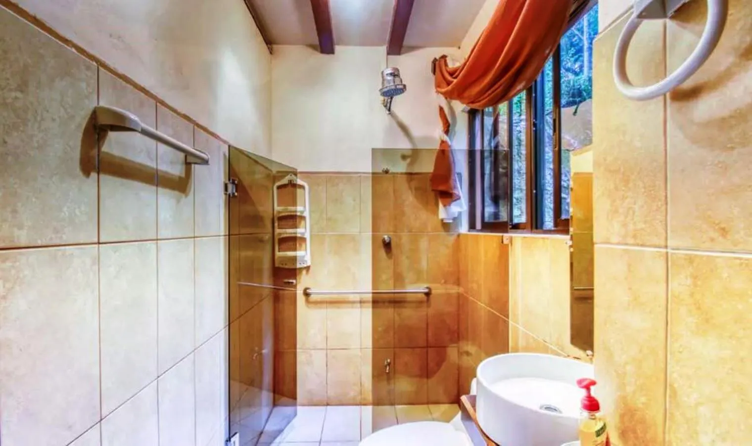 Bathroom in Hotel San Rafael Ecolodge