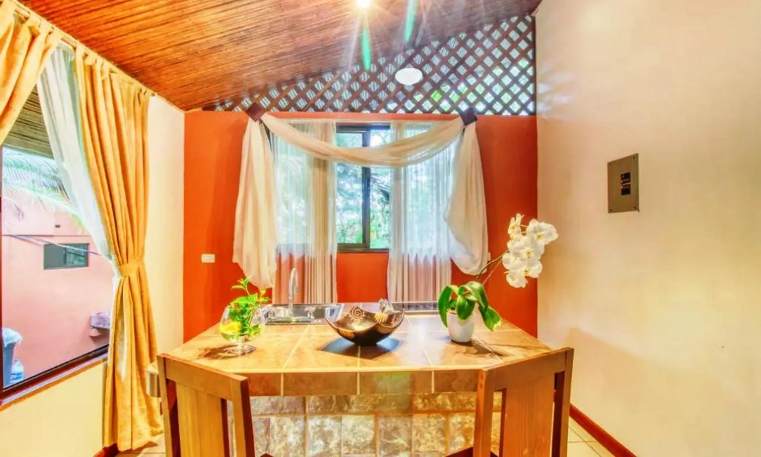 Dining area in Hotel San Rafael Ecolodge