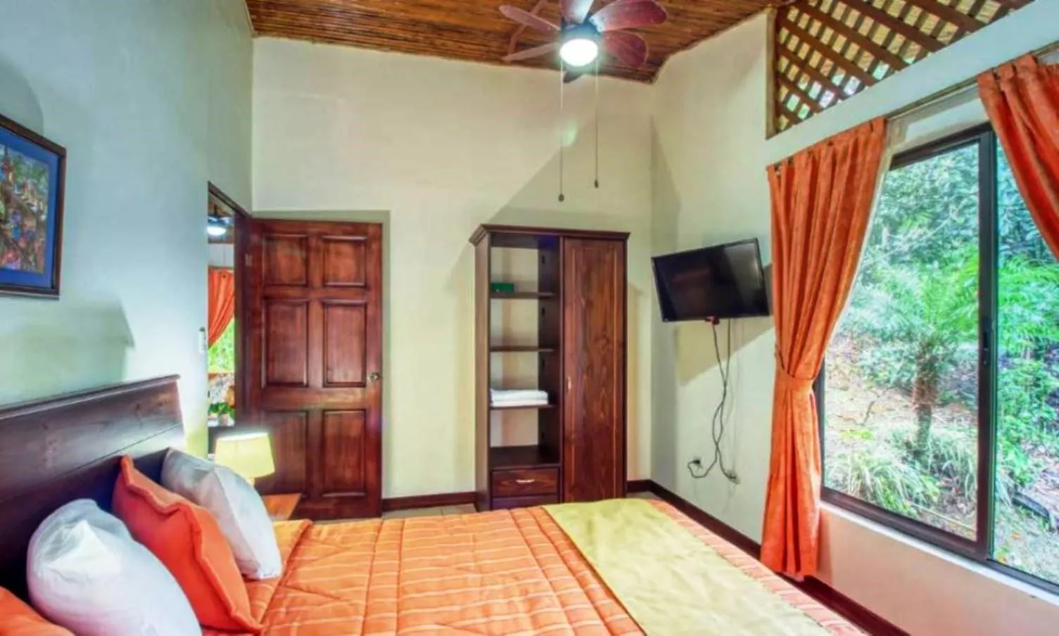 Photo of the whole room, Bed in Hotel San Rafael Ecolodge