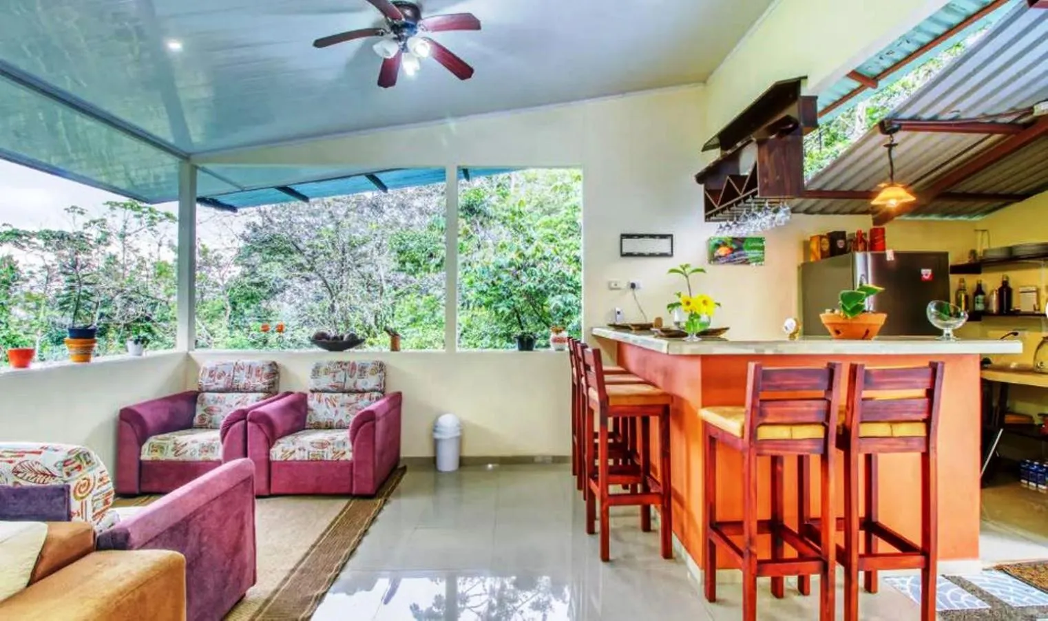 Lounge or bar in Hotel San Rafael Ecolodge