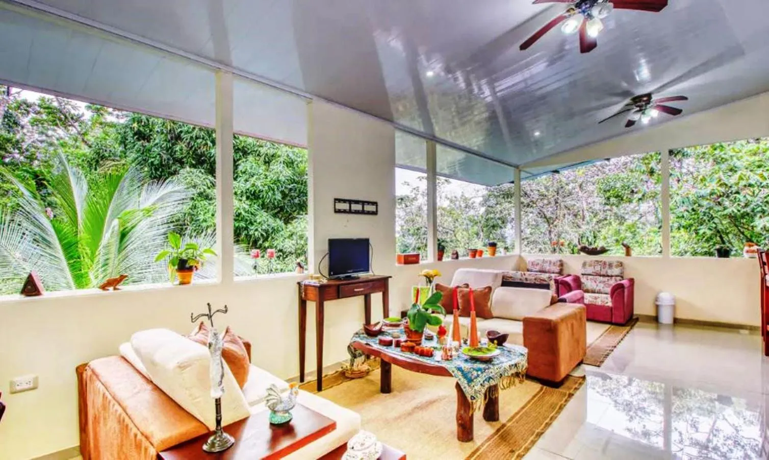 Lounge or bar in Hotel San Rafael Ecolodge