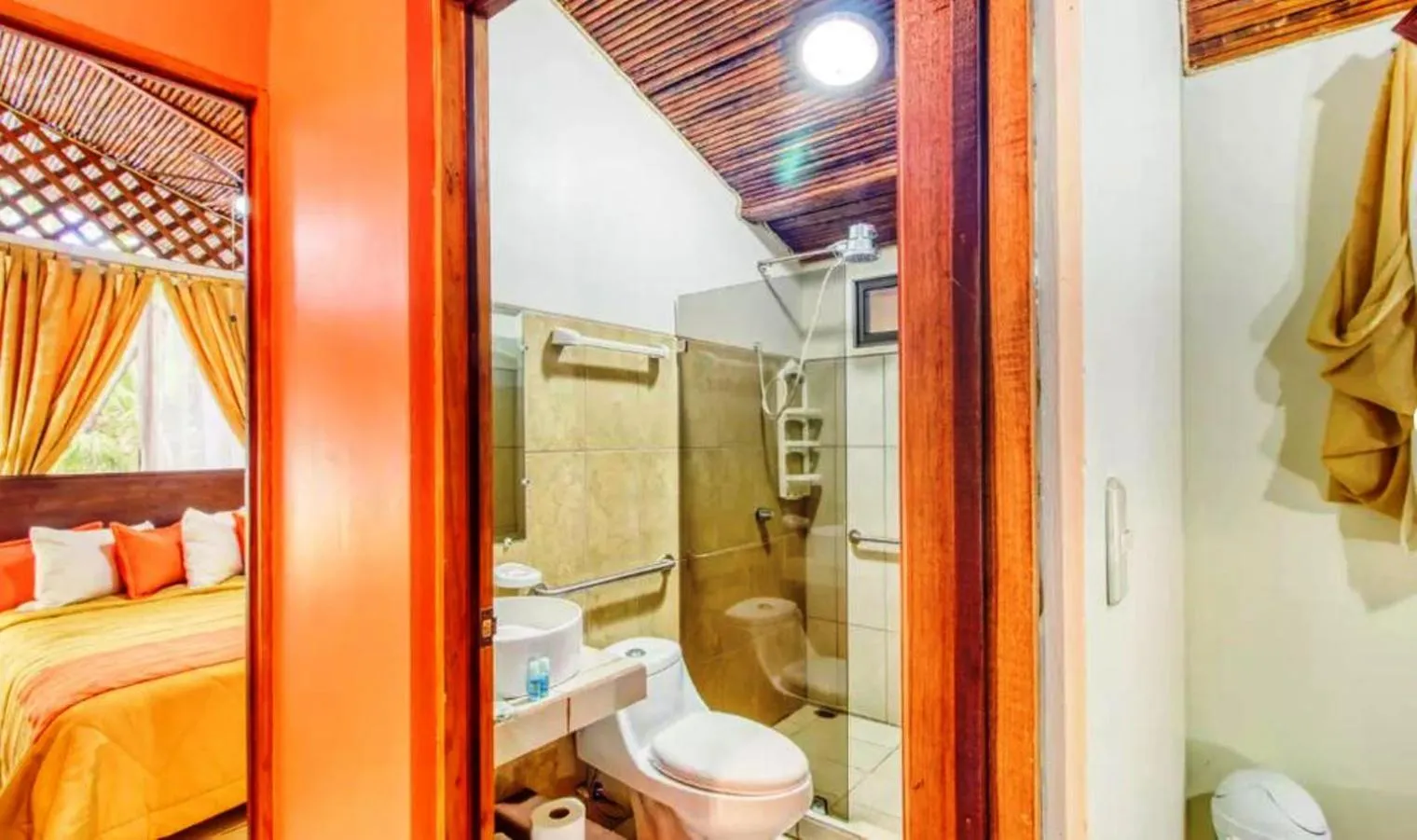 Toilet, Bed in Hotel San Rafael Ecolodge