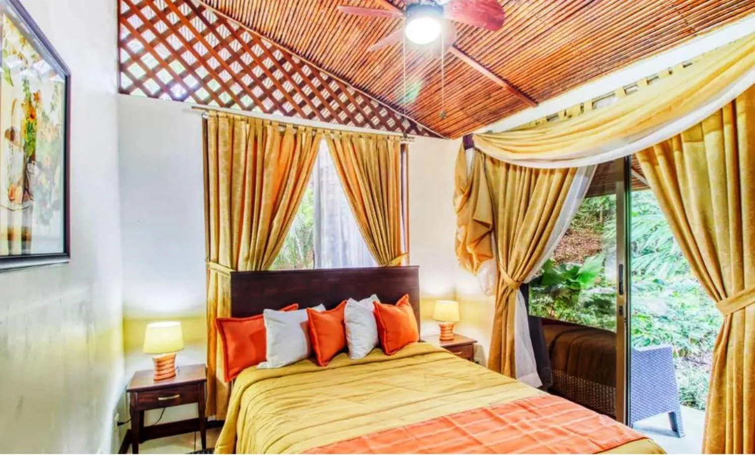 Photo of the whole room, Bed in Hotel San Rafael Ecolodge