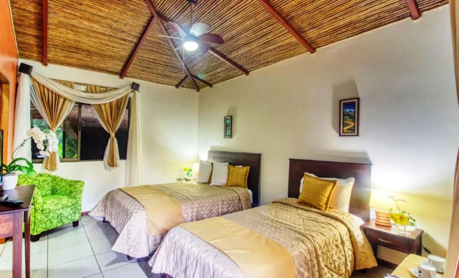 Photo of the whole room, Bed in Hotel San Rafael Ecolodge