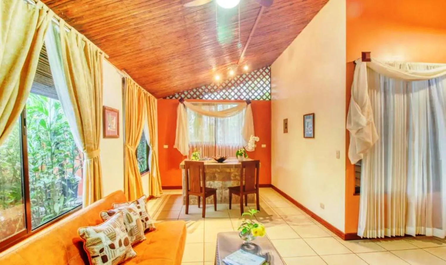 Kitchen or kitchenette in Hotel San Rafael Ecolodge