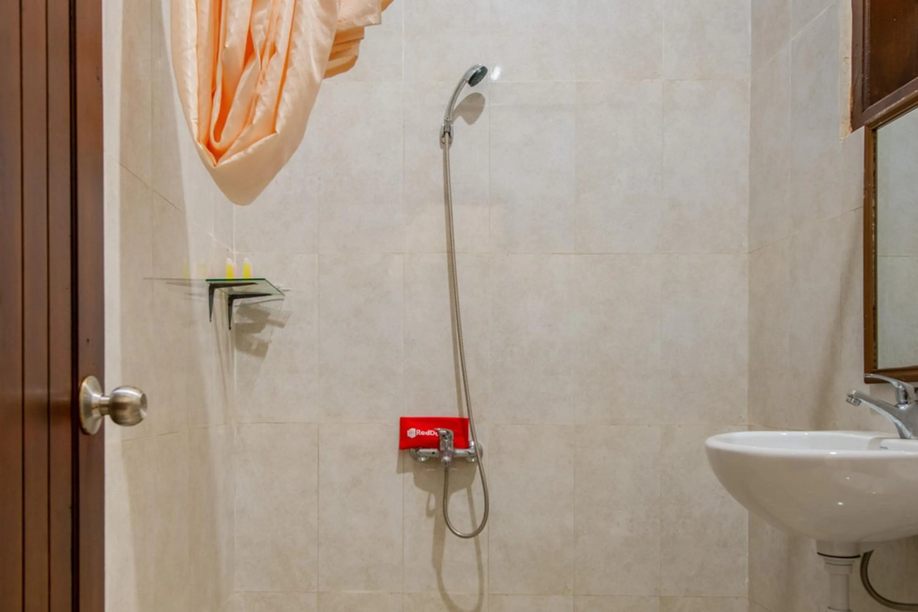 RedDoorz Plus near Balai Kota Batu 2