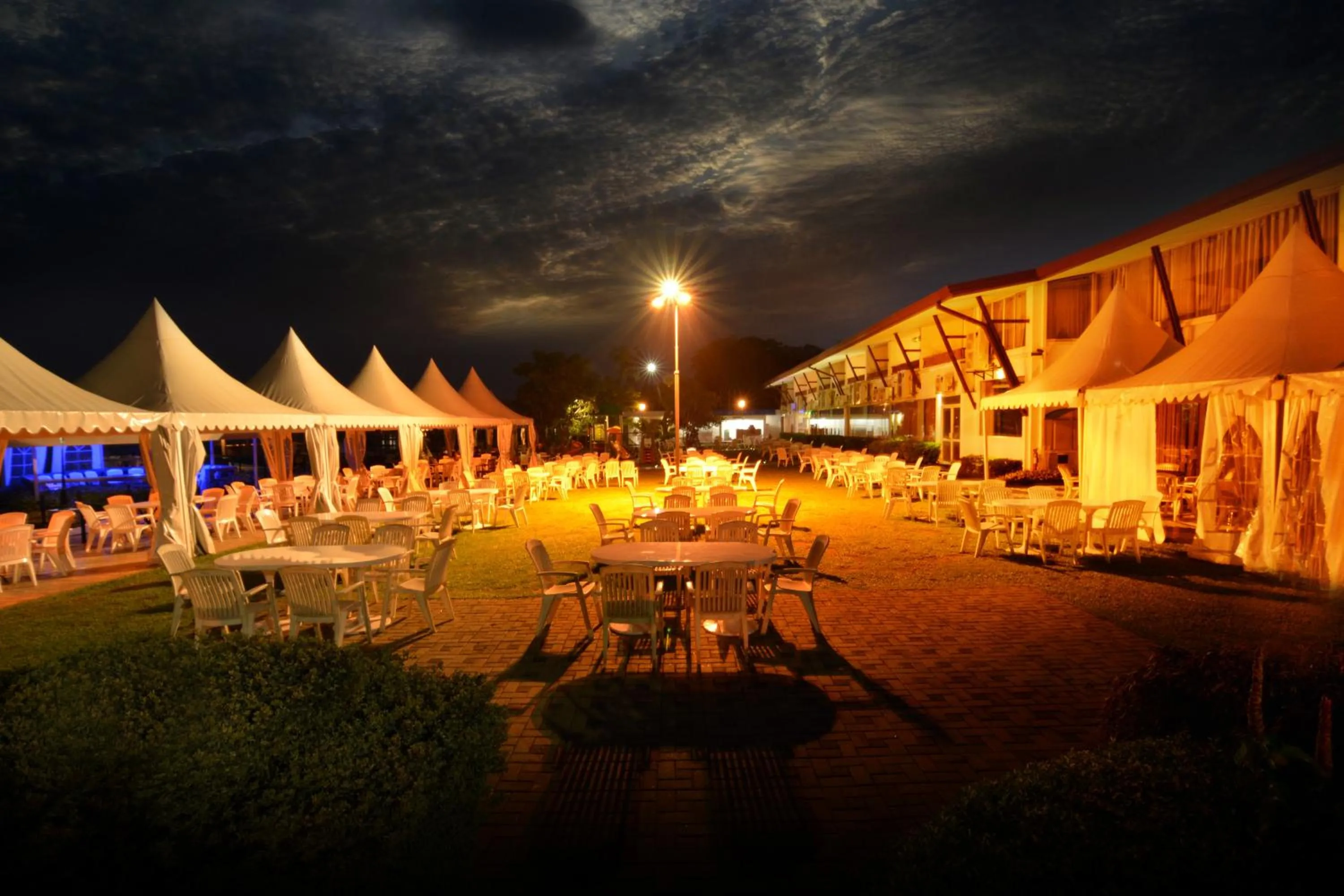 Restaurant/places to eat in Ramadia Ran Mal Holiday Resort