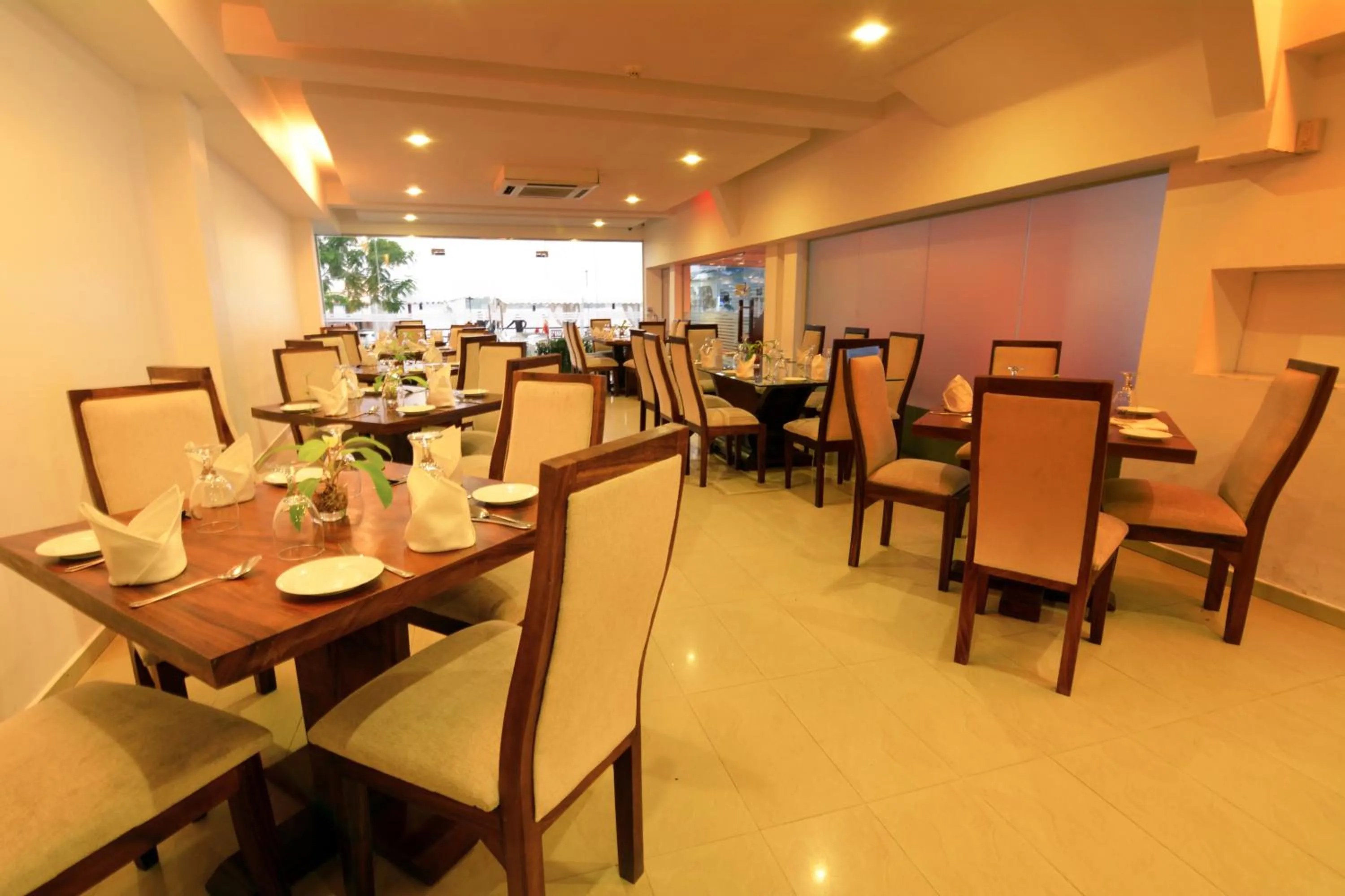 Restaurant/places to eat in Ramadia Ran Mal Holiday Resort