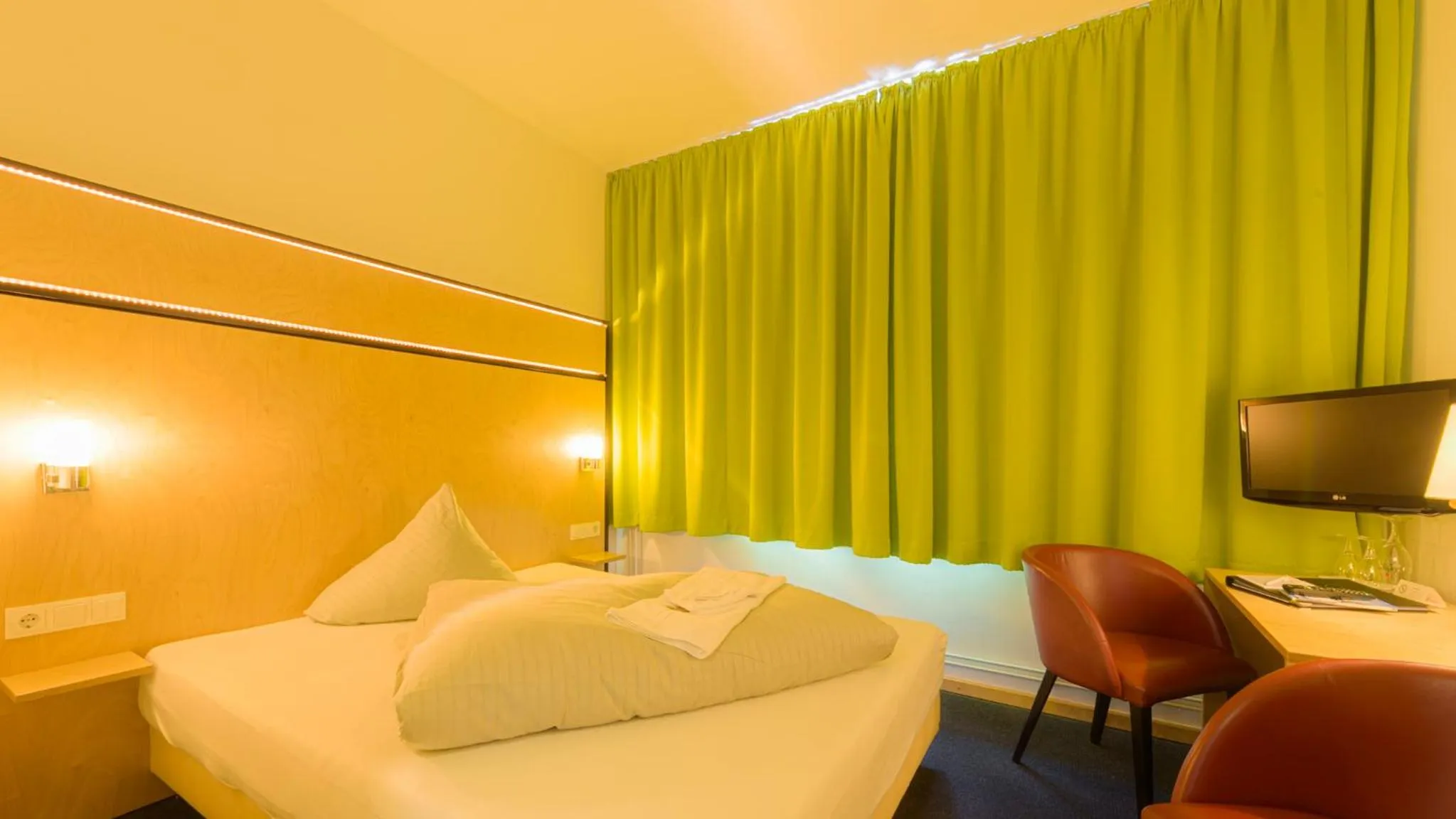 Photo of the whole room, Bed in Hotel Am Tiefwarensee