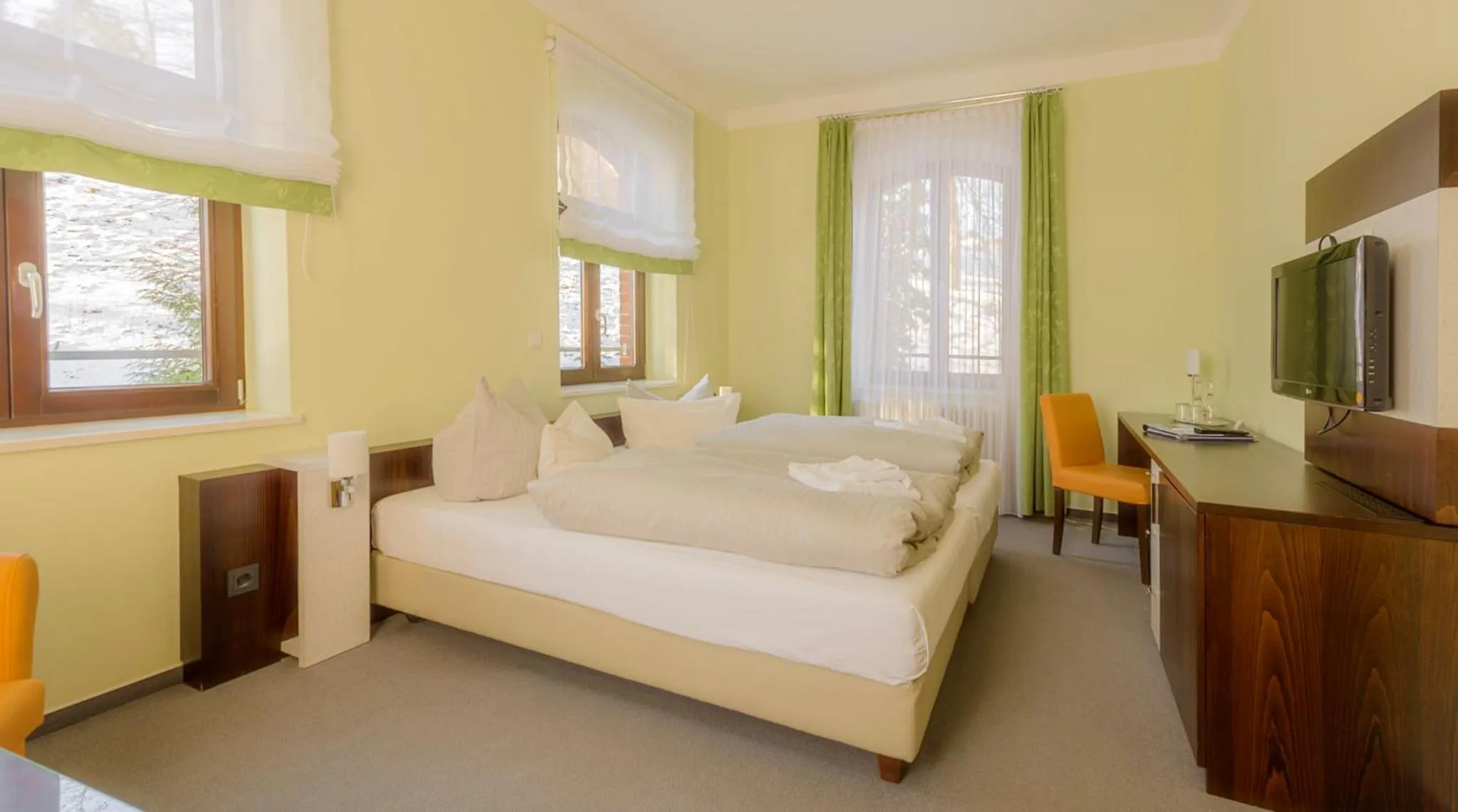 Photo of the whole room, Bed in Hotel Am Tiefwarensee