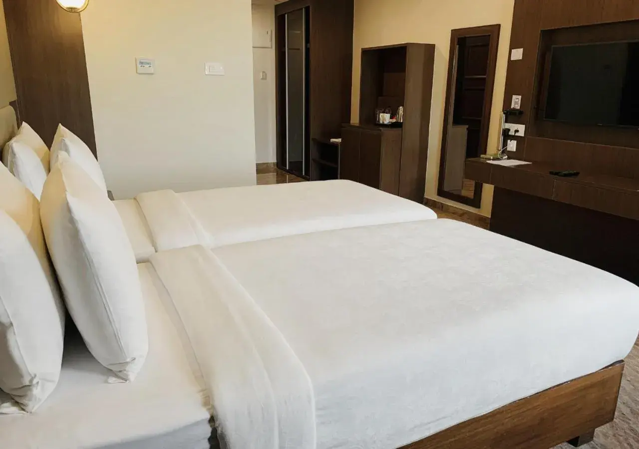 Hollywood Twin Room - single occupancy in Accord Chrome Hollywood Twin Room - single occupancy in Accord Chrome