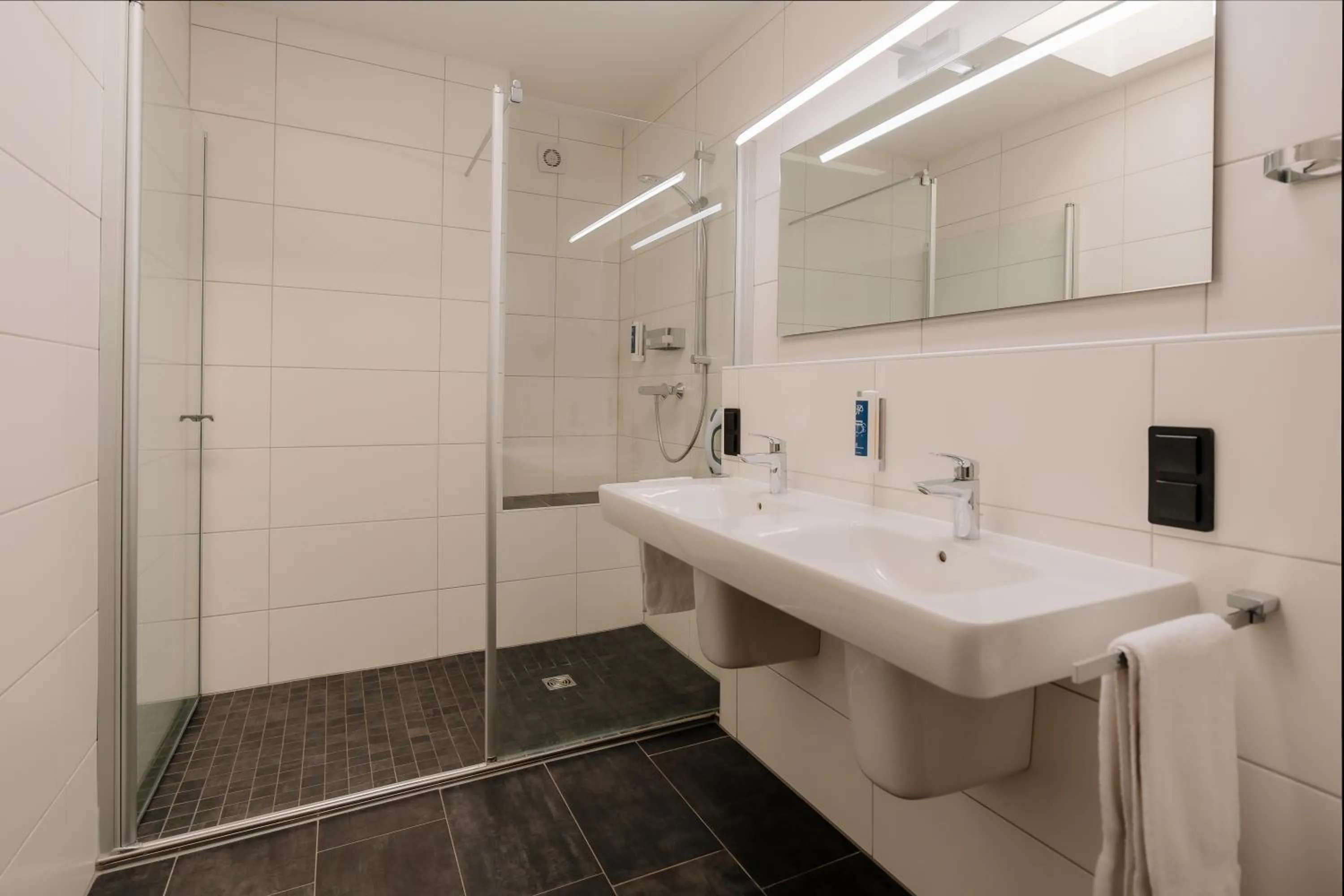 Bathroom in Parkhotel Papenburg by Hackmann