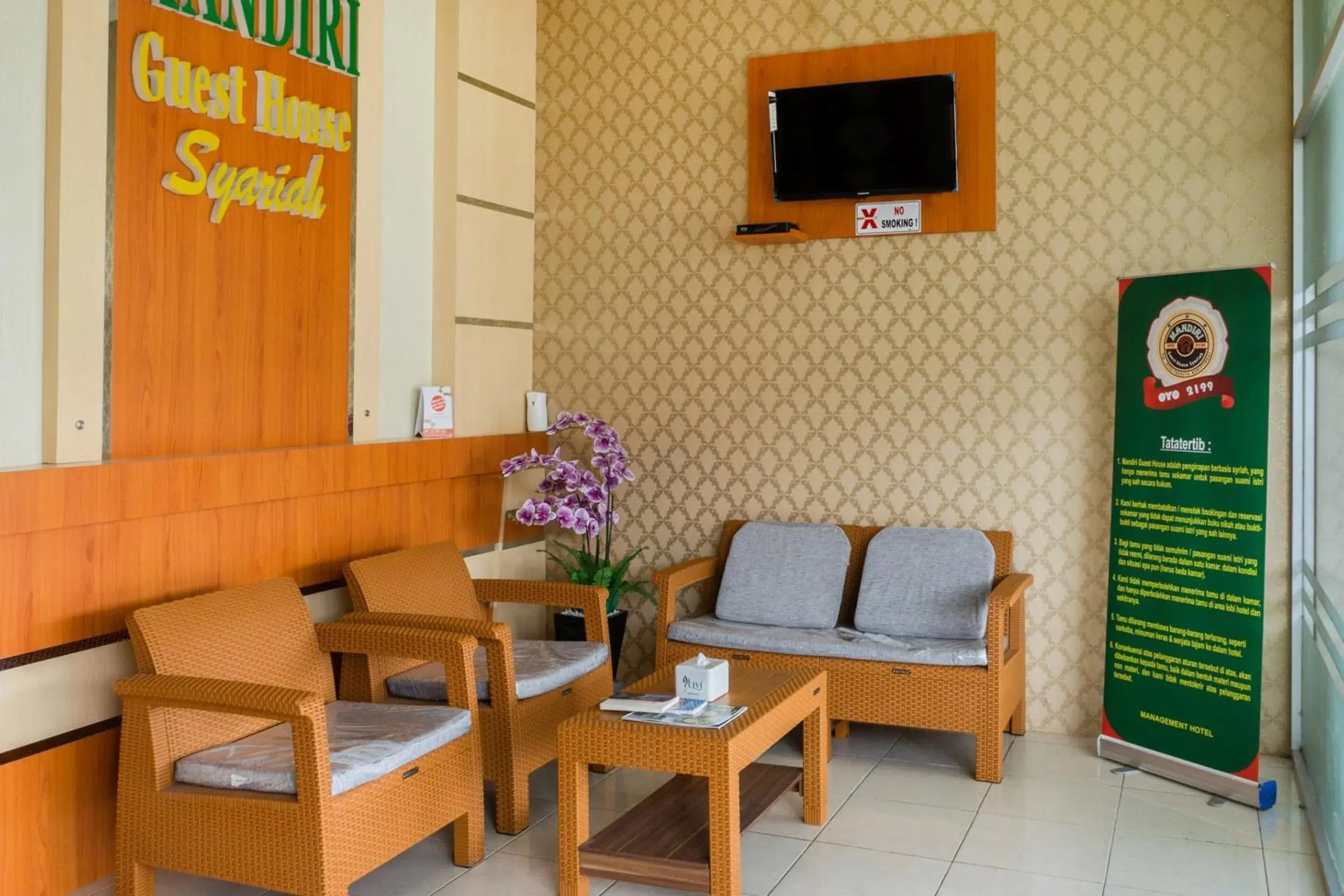 Lobby or reception in Hotel O Mandiri Guest House Syariah Lobby or reception in Hotel O Mandiri Guest House Syariah