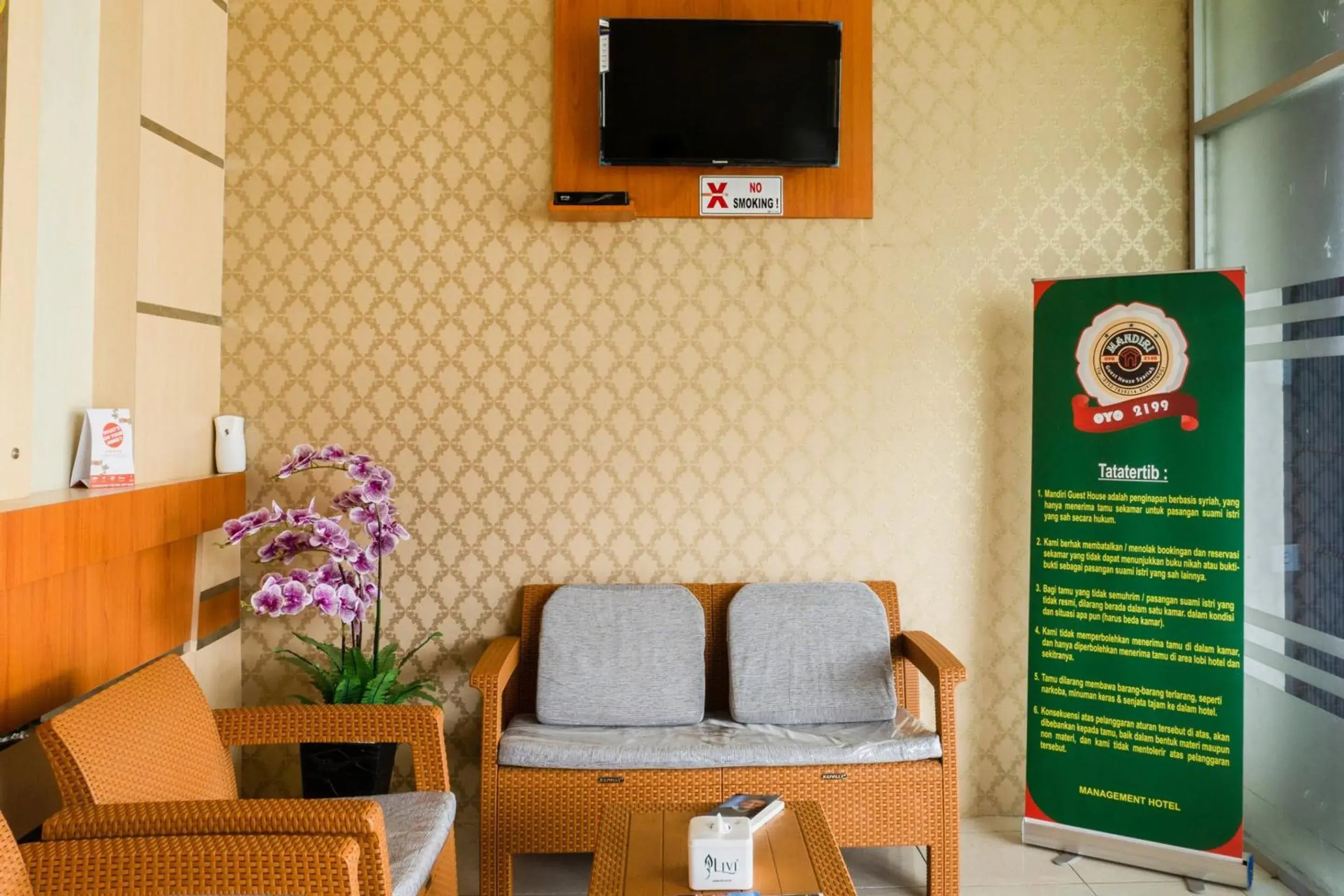 Lobby or reception in Hotel O Mandiri Guest House Syariah Lobby or reception in Hotel O Mandiri Guest House Syariah