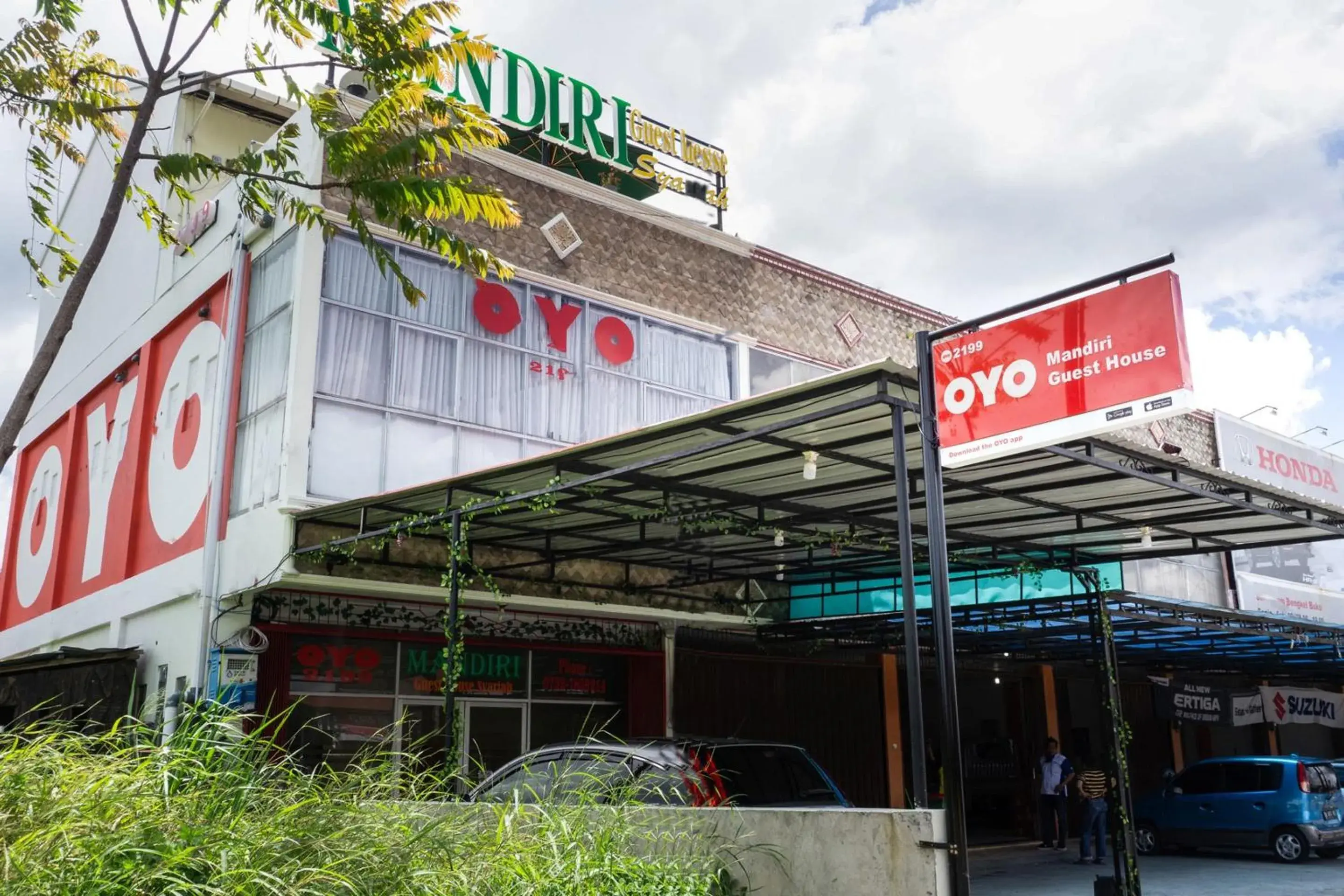 Facade/entrance in Hotel O Mandiri Guest House Syariah Facade/entrance in Hotel O Mandiri Guest House Syariah