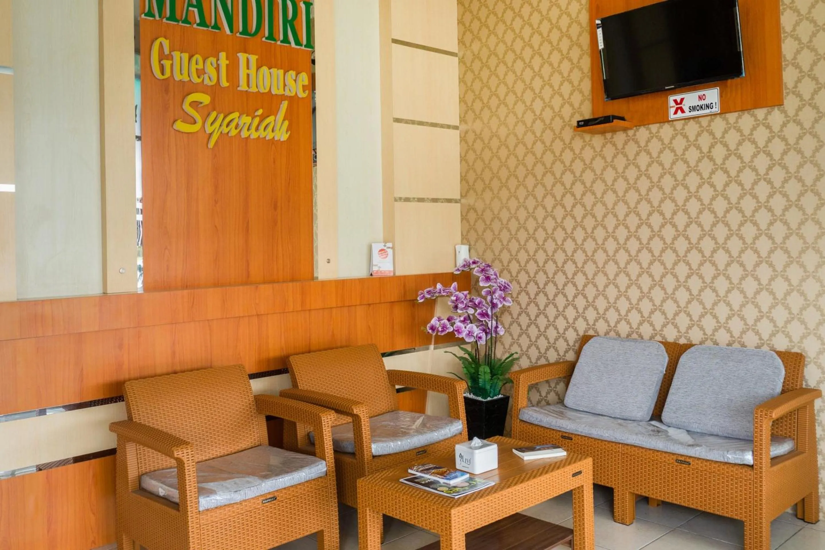 Lobby or reception in Hotel O Mandiri Guest House Syariah