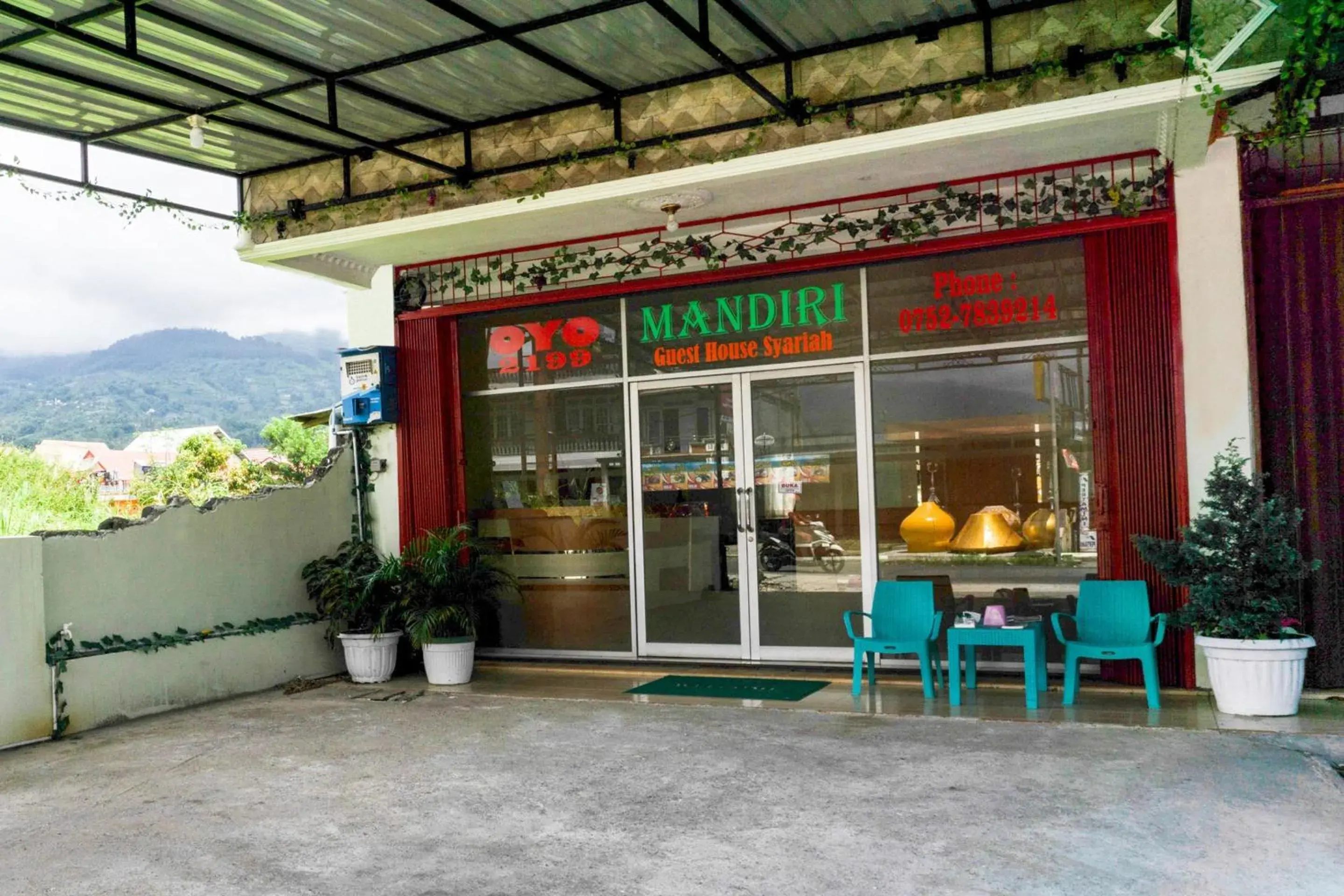 Facade/entrance in Hotel O Mandiri Guest House Syariah Facade/entrance in Hotel O Mandiri Guest House Syariah