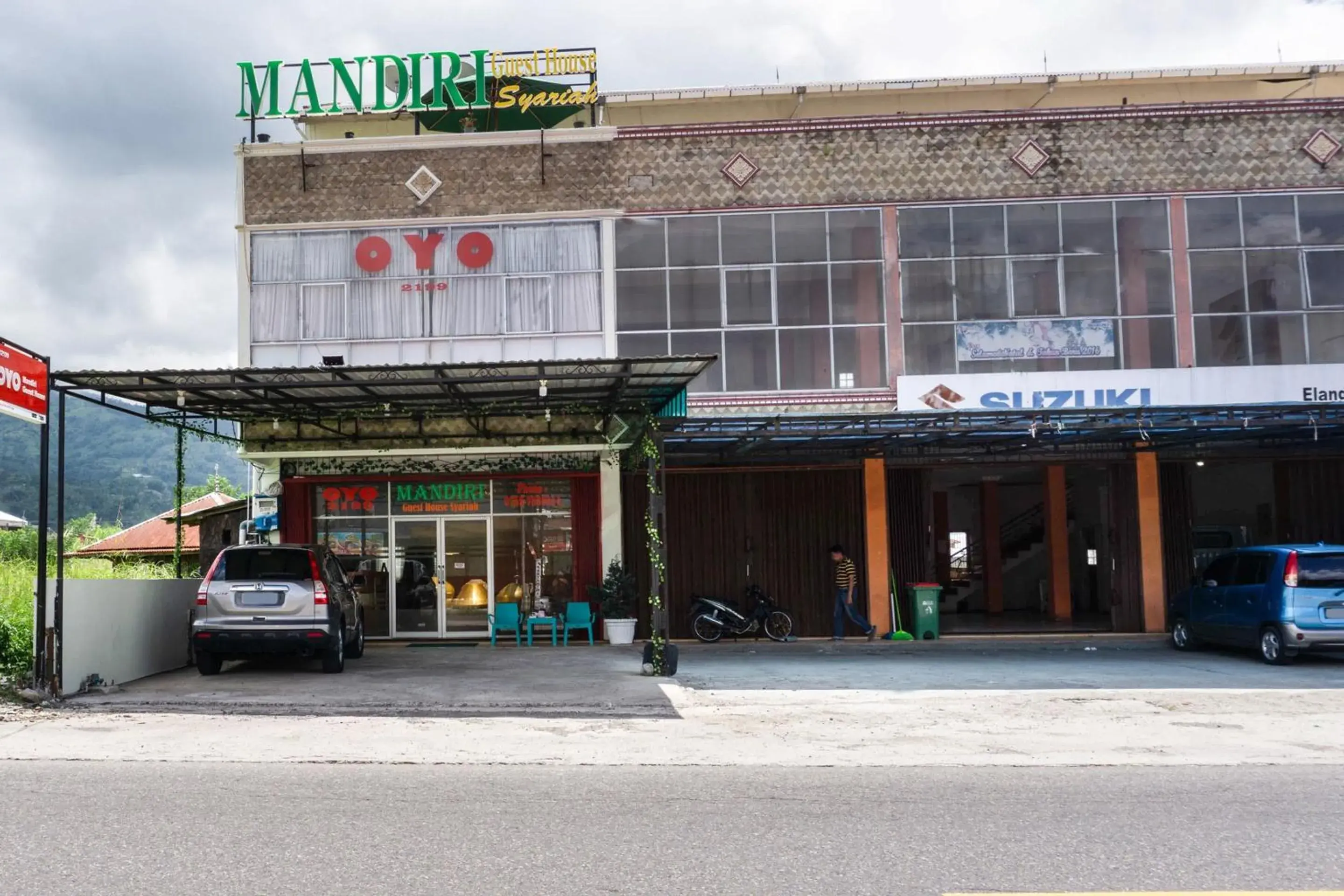 Facade/entrance in Hotel O Mandiri Guest House Syariah Facade/entrance in Hotel O Mandiri Guest House Syariah
