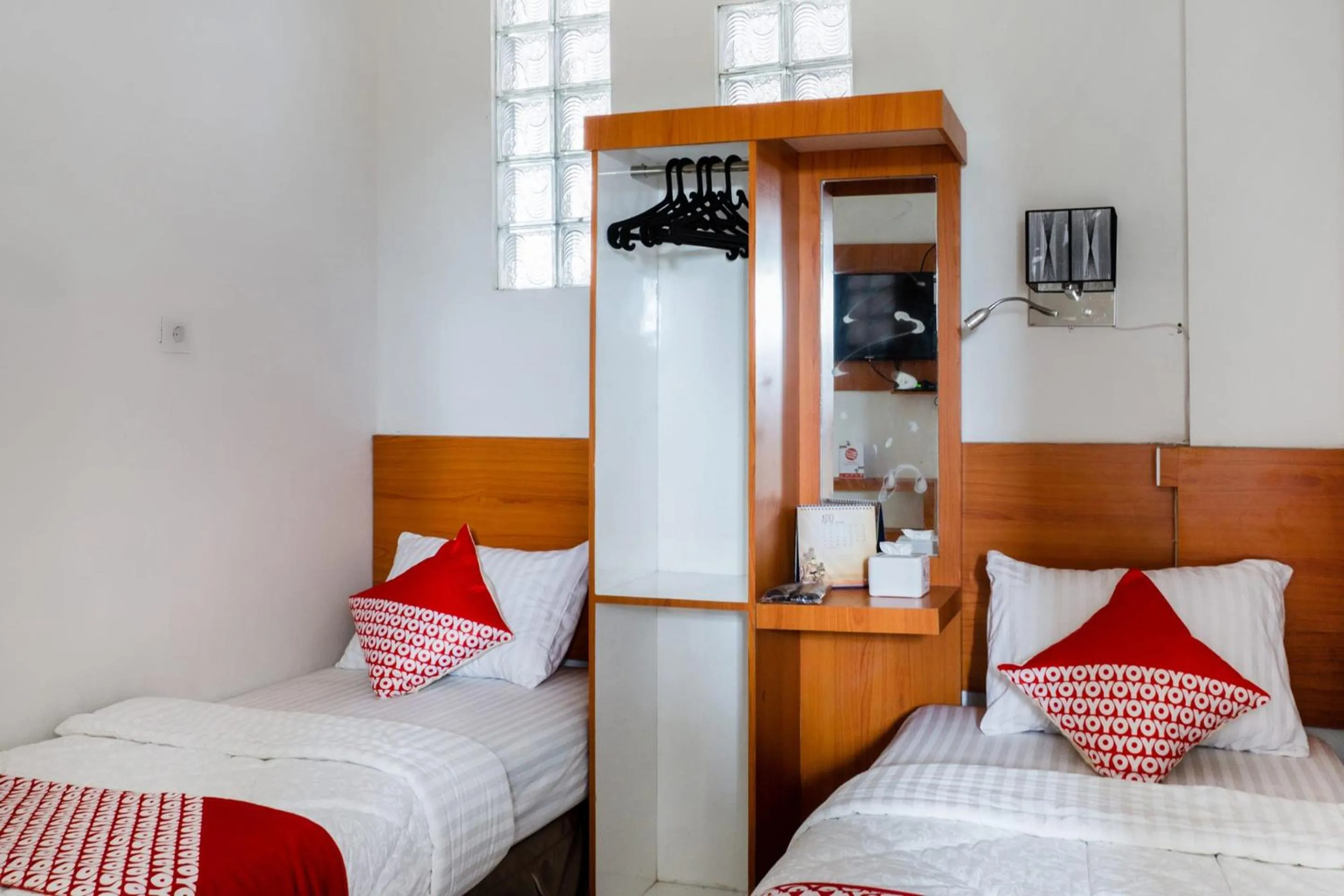 Bedroom, Bed in Hotel O Mandiri Guest House Syariah