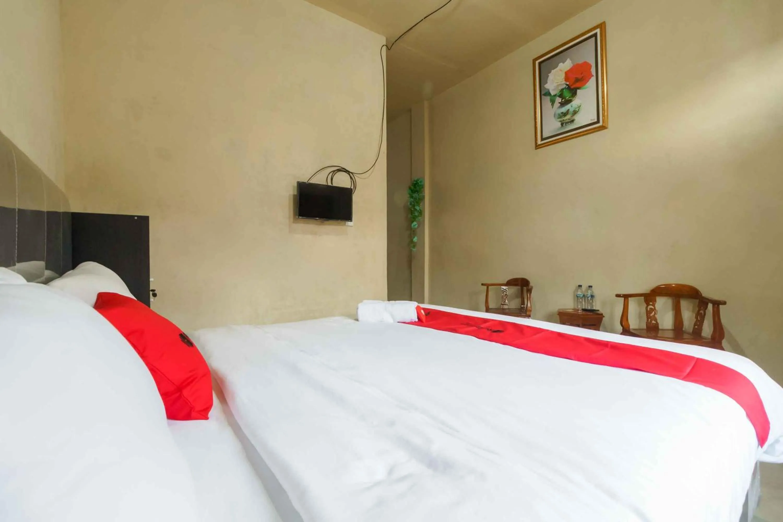 Bed in RedDoorz near Bukit Kubu Berastagi