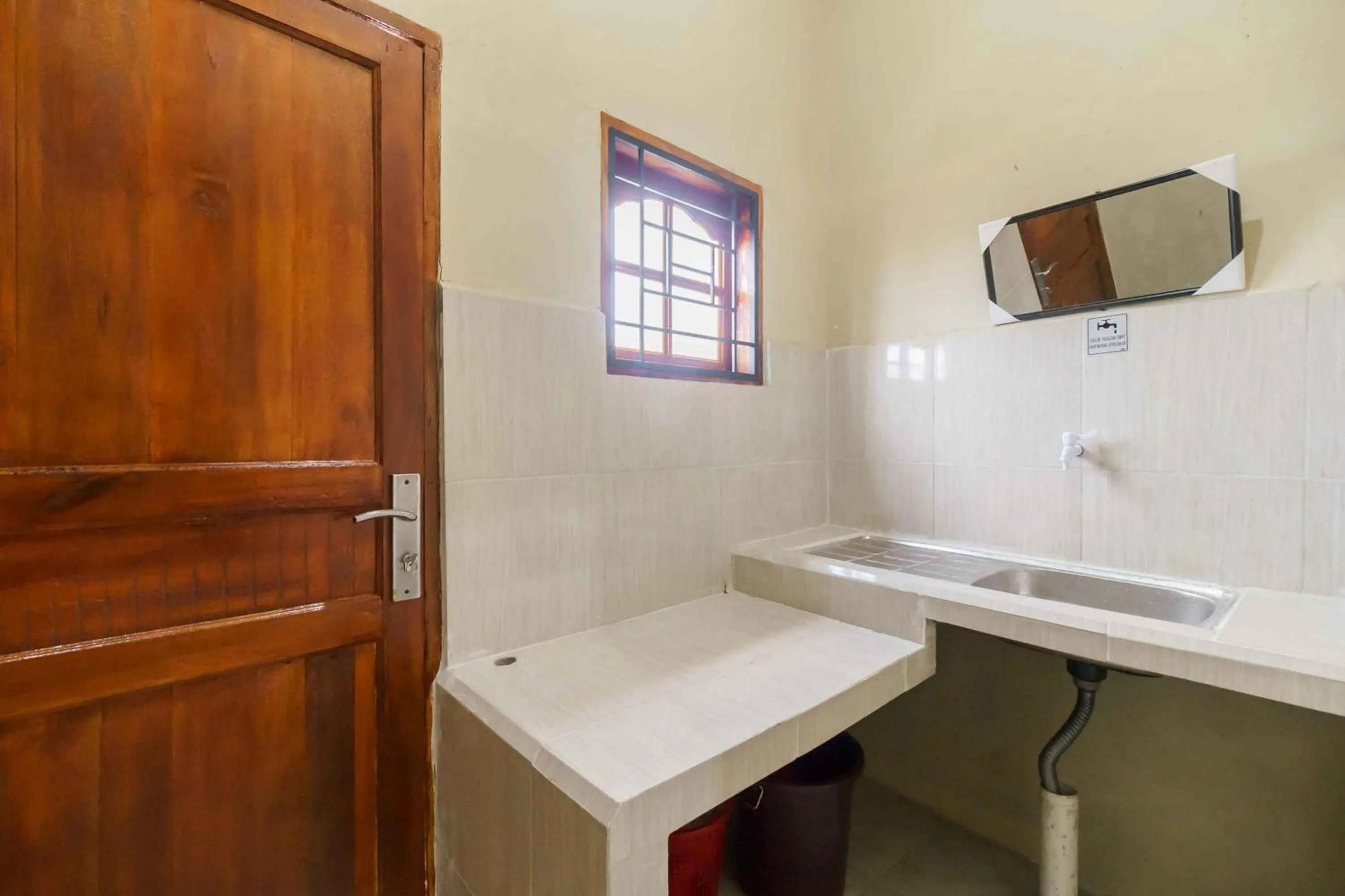 Kitchen or kitchenette in RedDoorz near Bukit Kubu Berastagi