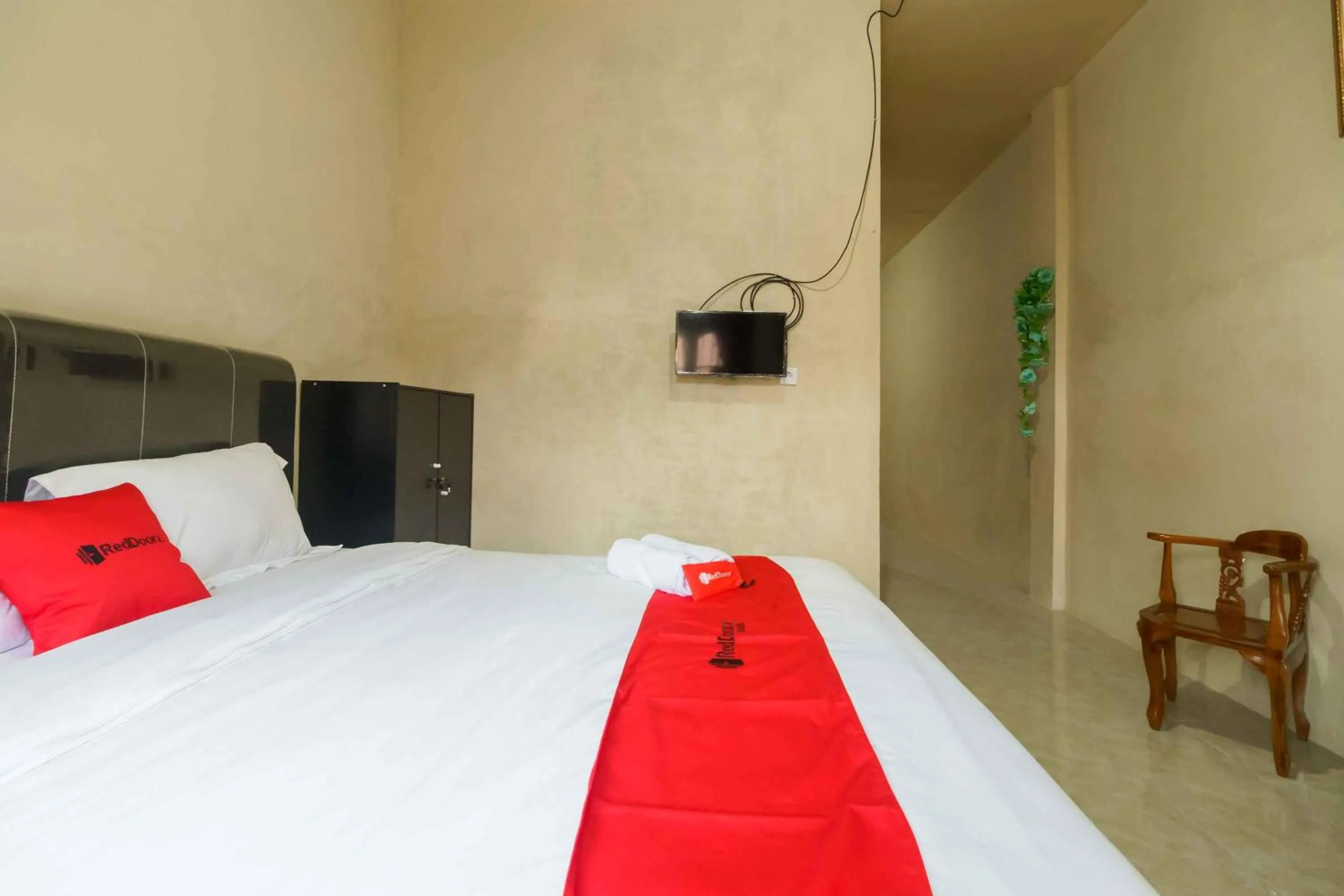 Bed in RedDoorz near Bukit Kubu Berastagi