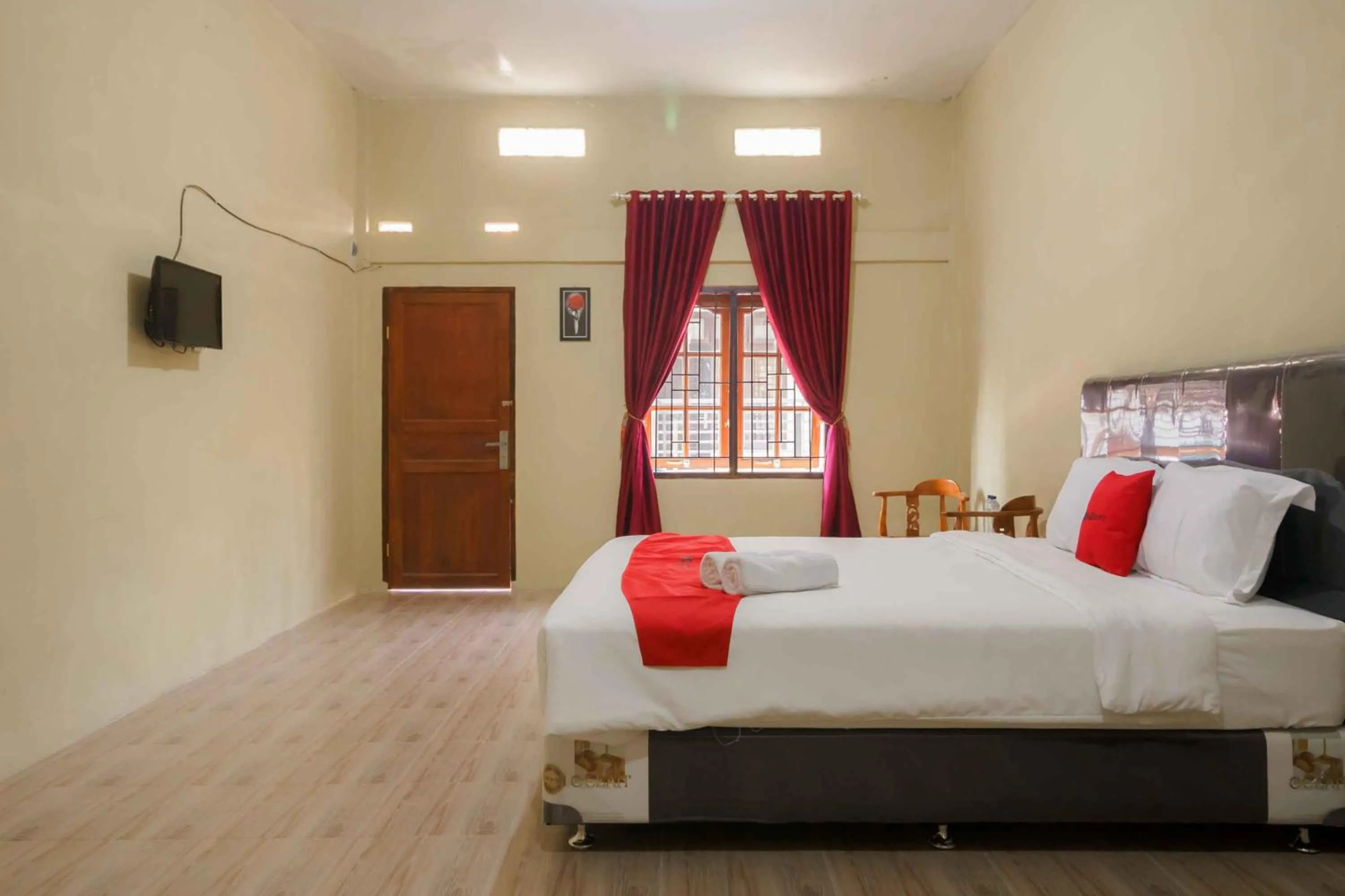 Bed in RedDoorz near Bukit Kubu Berastagi