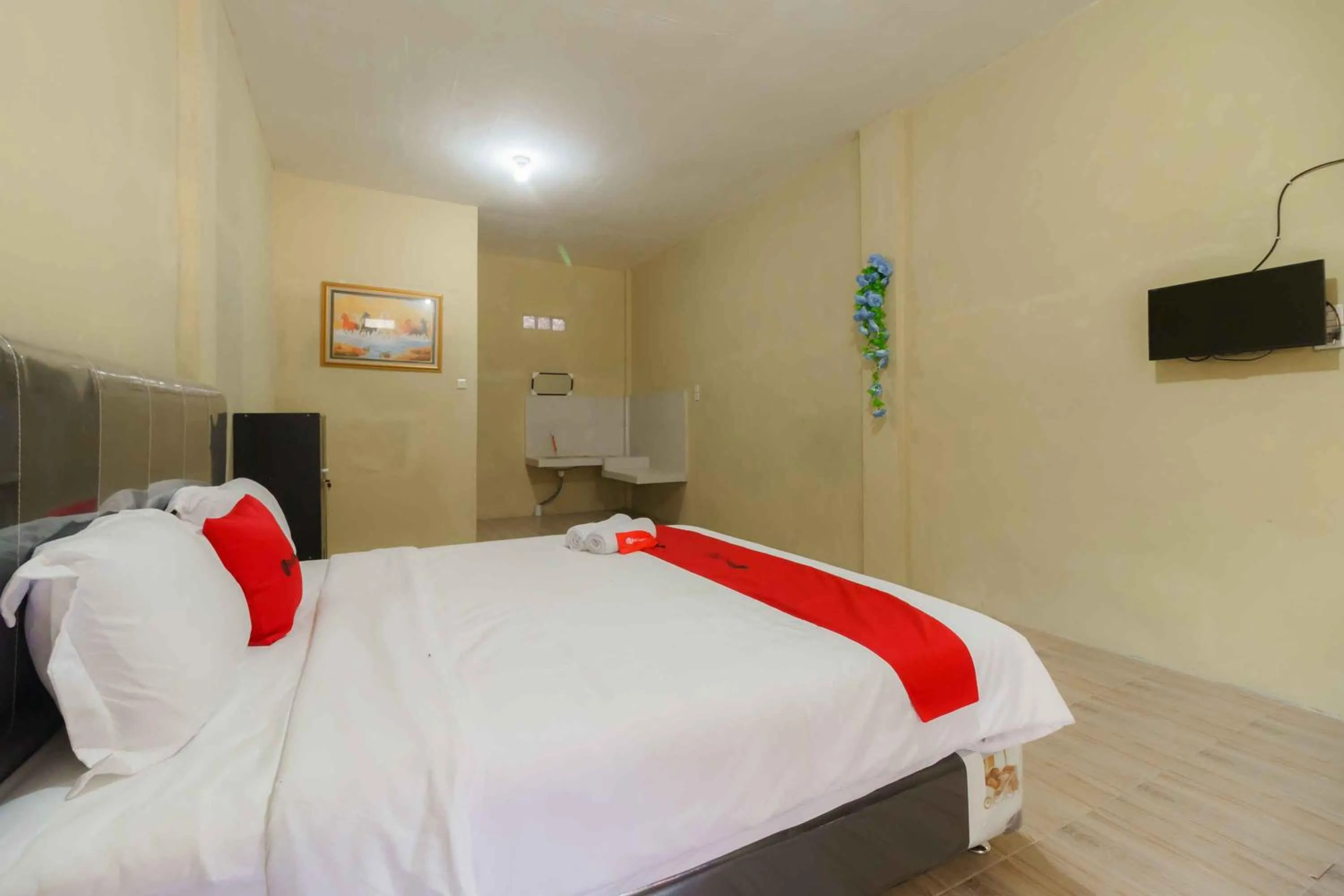 Bed in RedDoorz near Bukit Kubu Berastagi