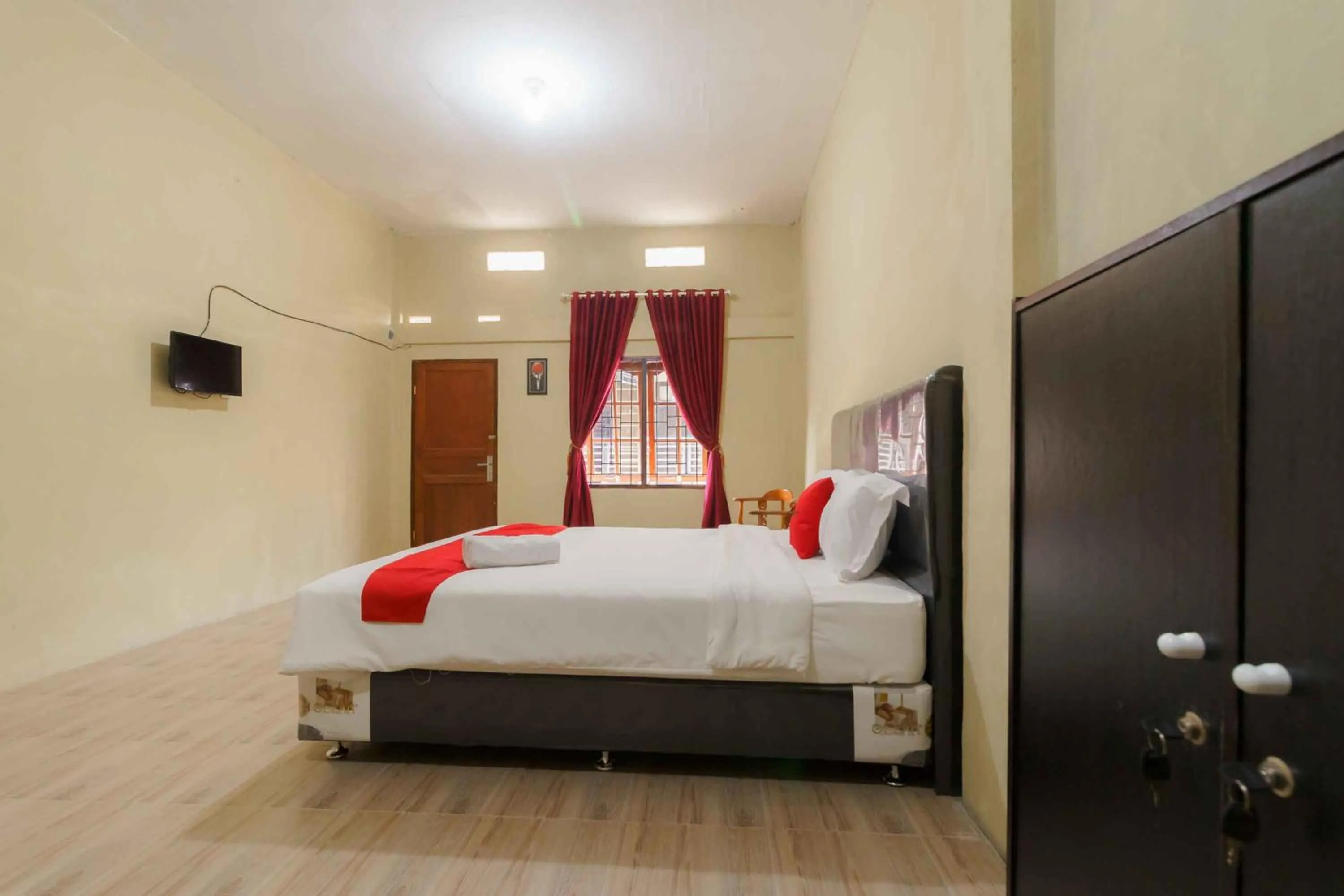 Bed in RedDoorz near Bukit Kubu Berastagi