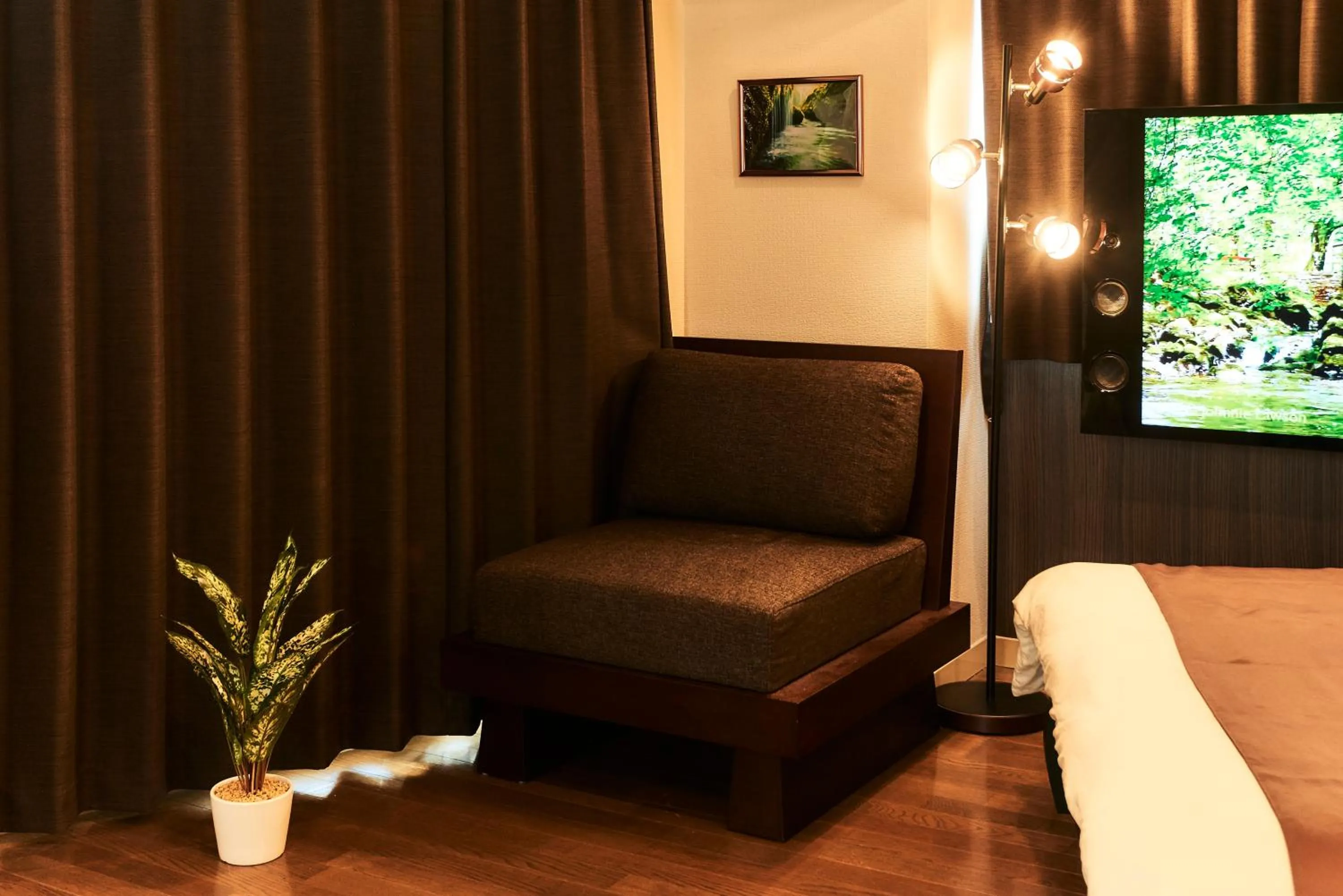 Seating area in S'CASA NishiShinjuku