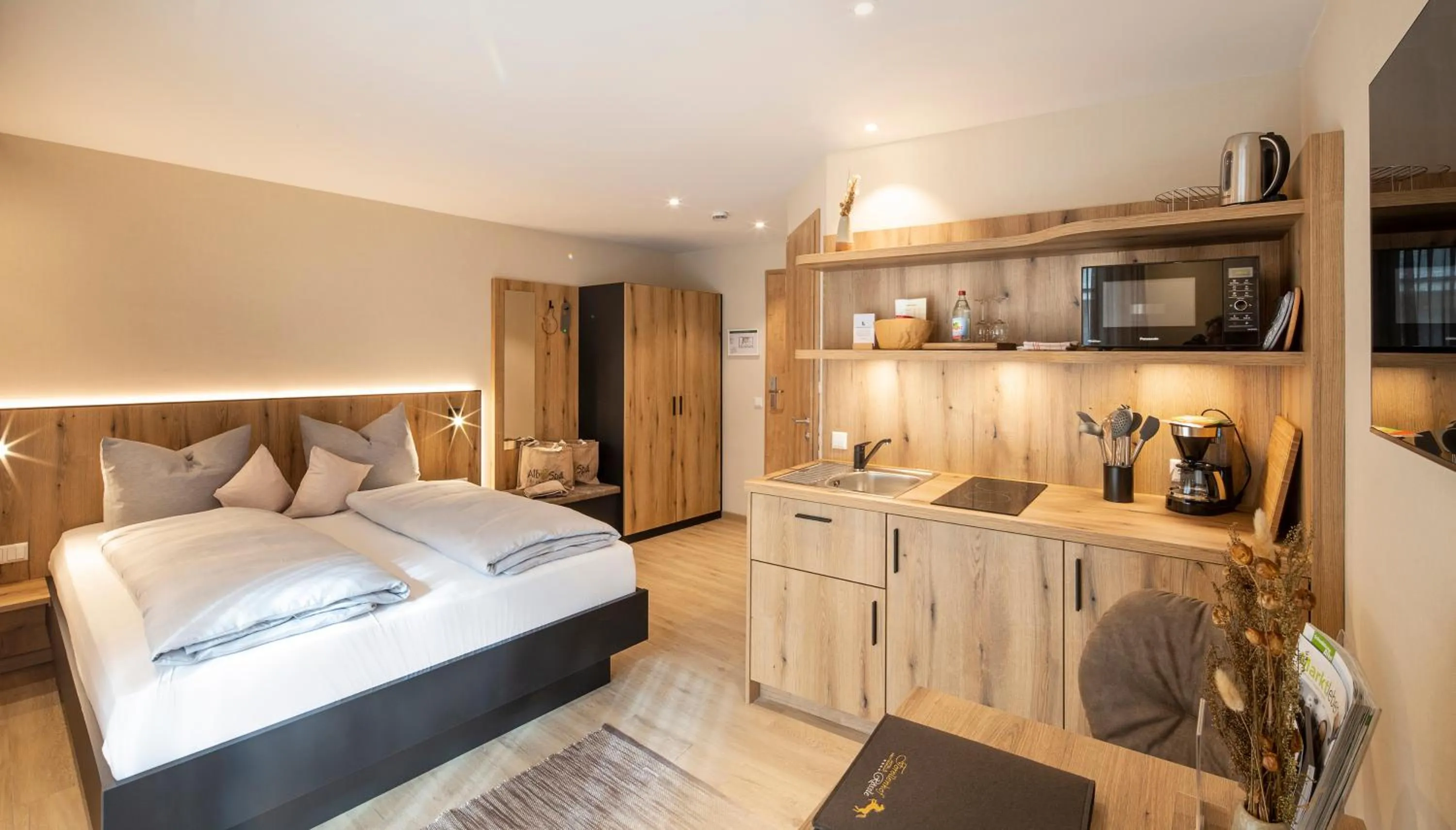 Kitchen or kitchenette, Bed in Forellenhof Rössle Hotel & Restaurant