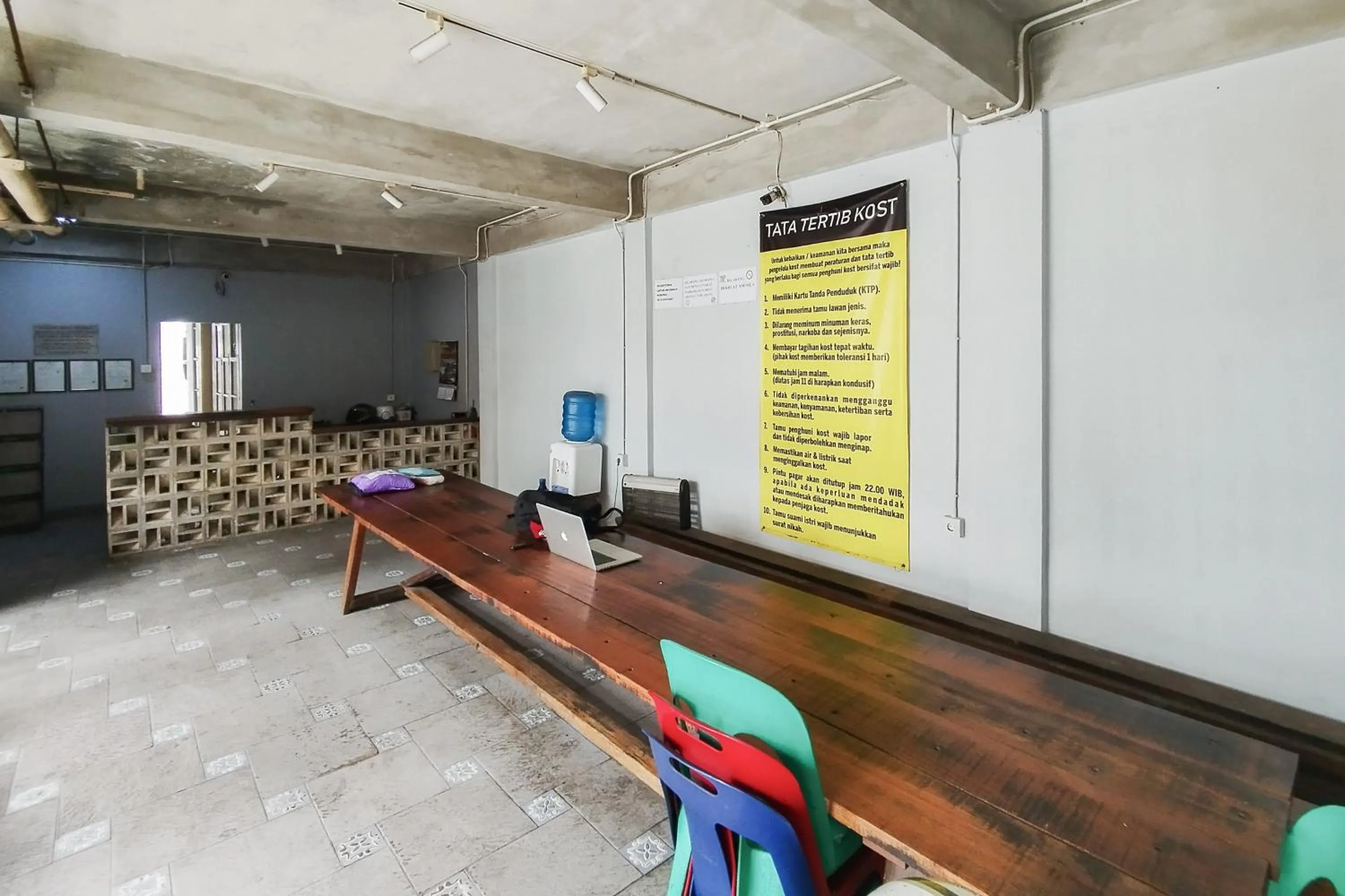 Seating area in Alfalah Residence Syariah Mitra RedDoorz