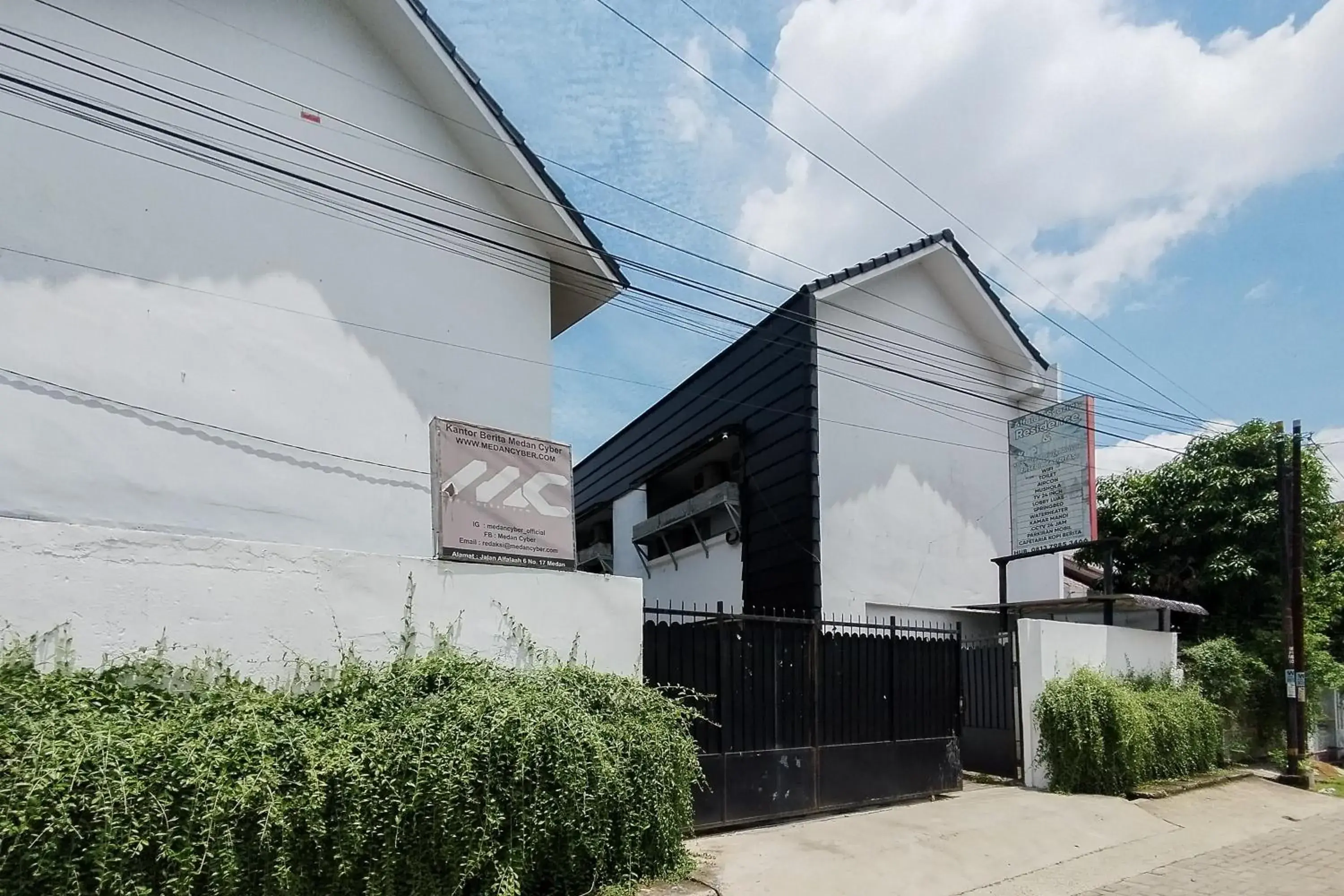 Facade/entrance in Alfalah Residence Syariah Mitra RedDoorz Facade/entrance in Alfalah Residence Syariah Mitra RedDoorz