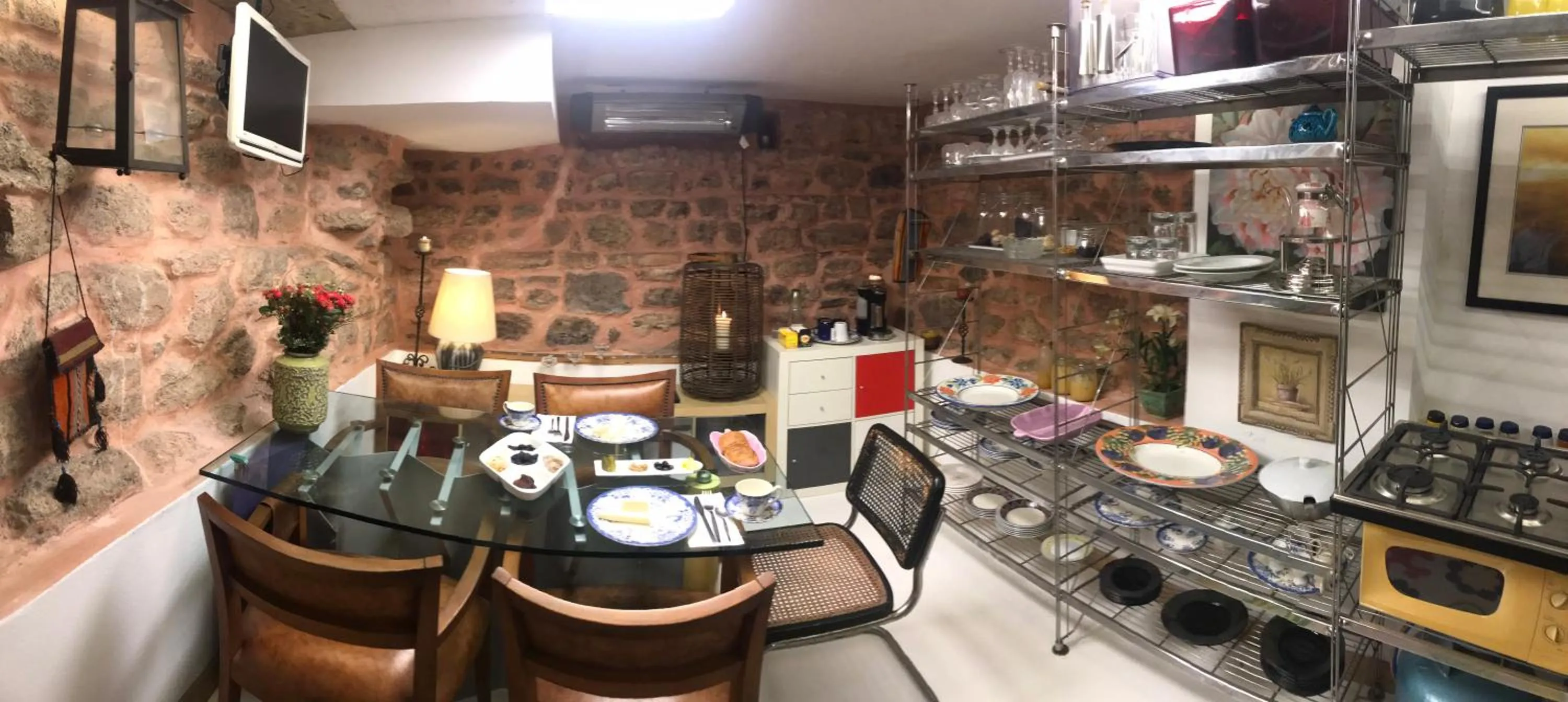 Restaurant/places to eat in No 1 House By Valence