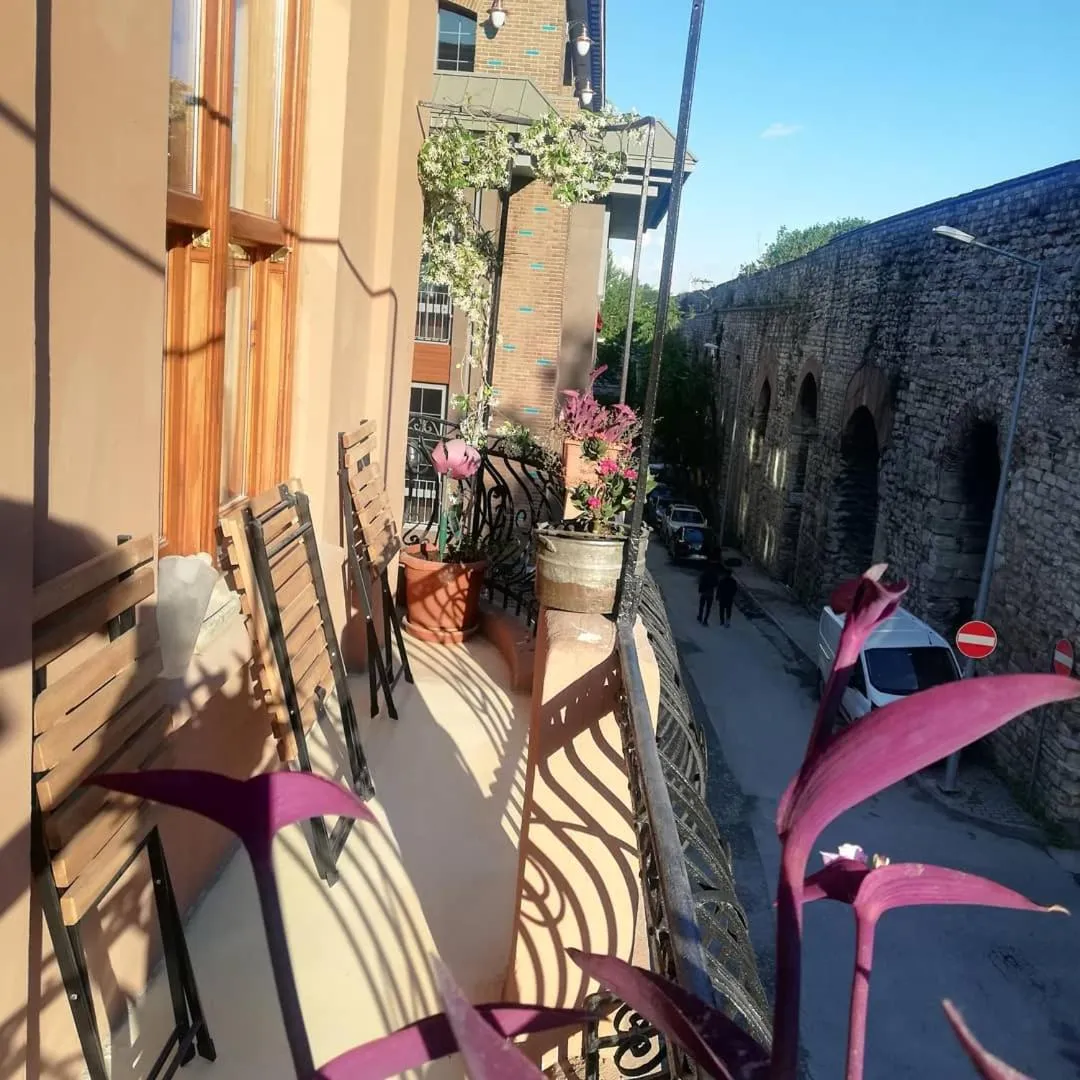 No 1 House By Valence