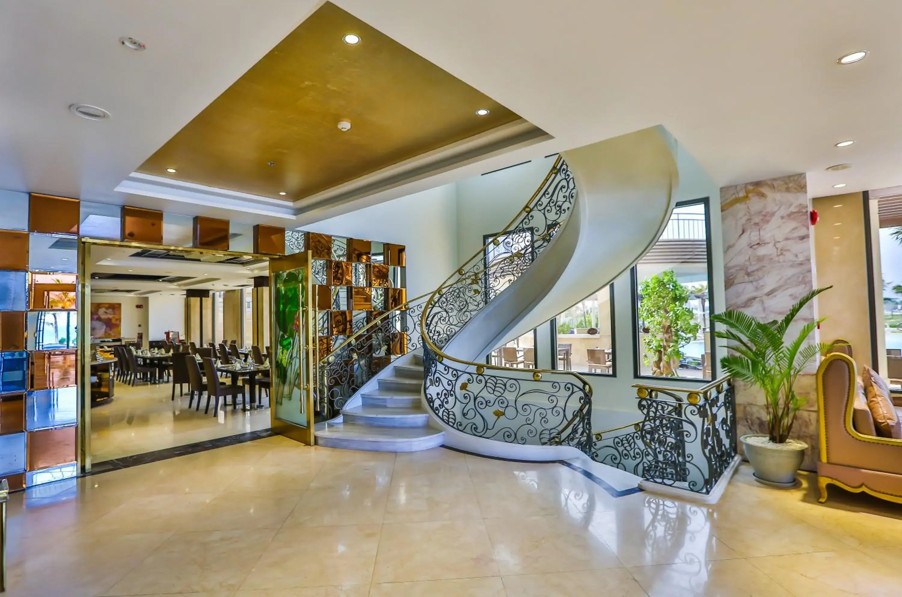 Restaurant/places to eat in Holiday Beach Hotel Danang Restaurant/places to eat in Holiday Beach Hotel Danang