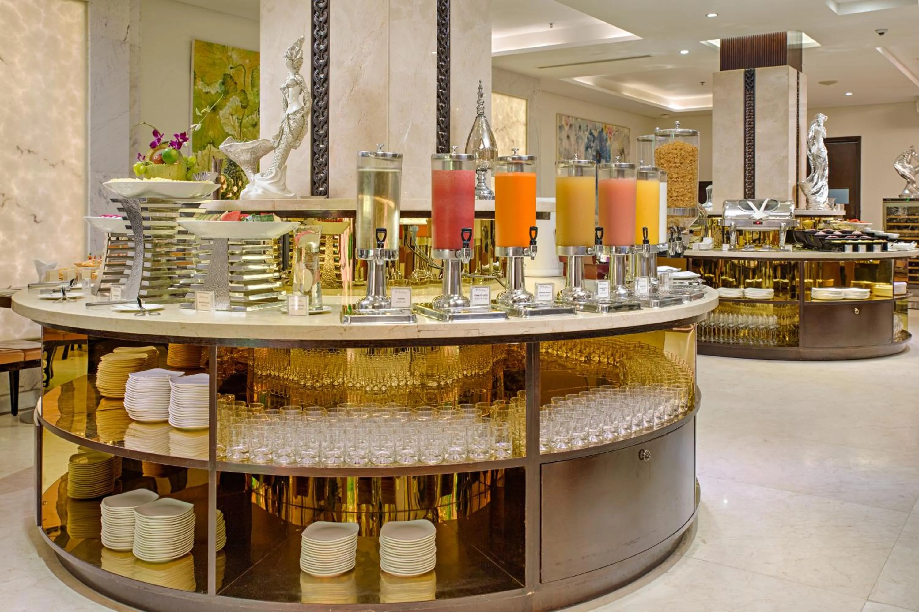 Restaurant/places to eat in Holiday Beach Hotel Danang