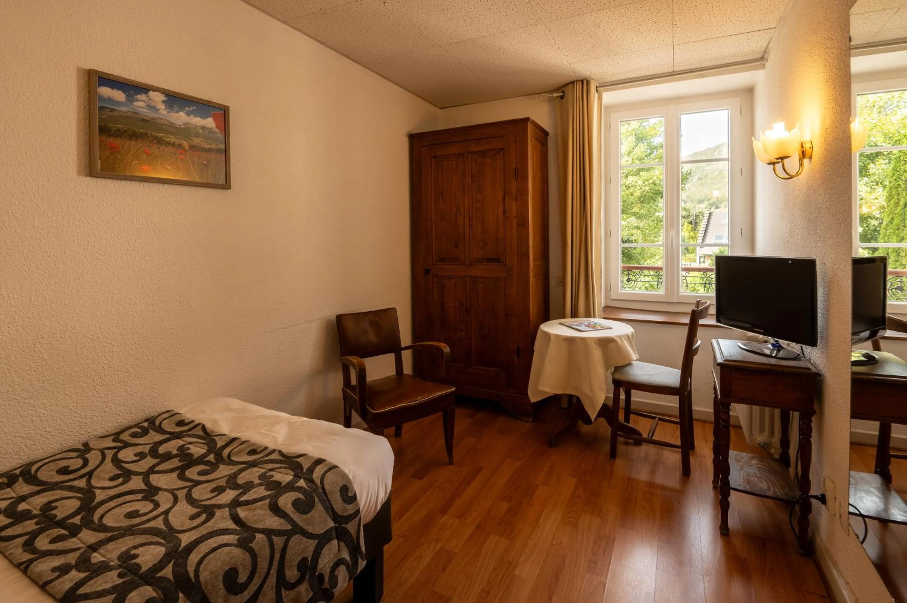 Bedroom, Bed in Logis Hôtel - Le Col de l'Arc