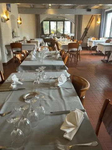 Restaurant/places to eat in Logis Hôtel - Le Col de l'Arc