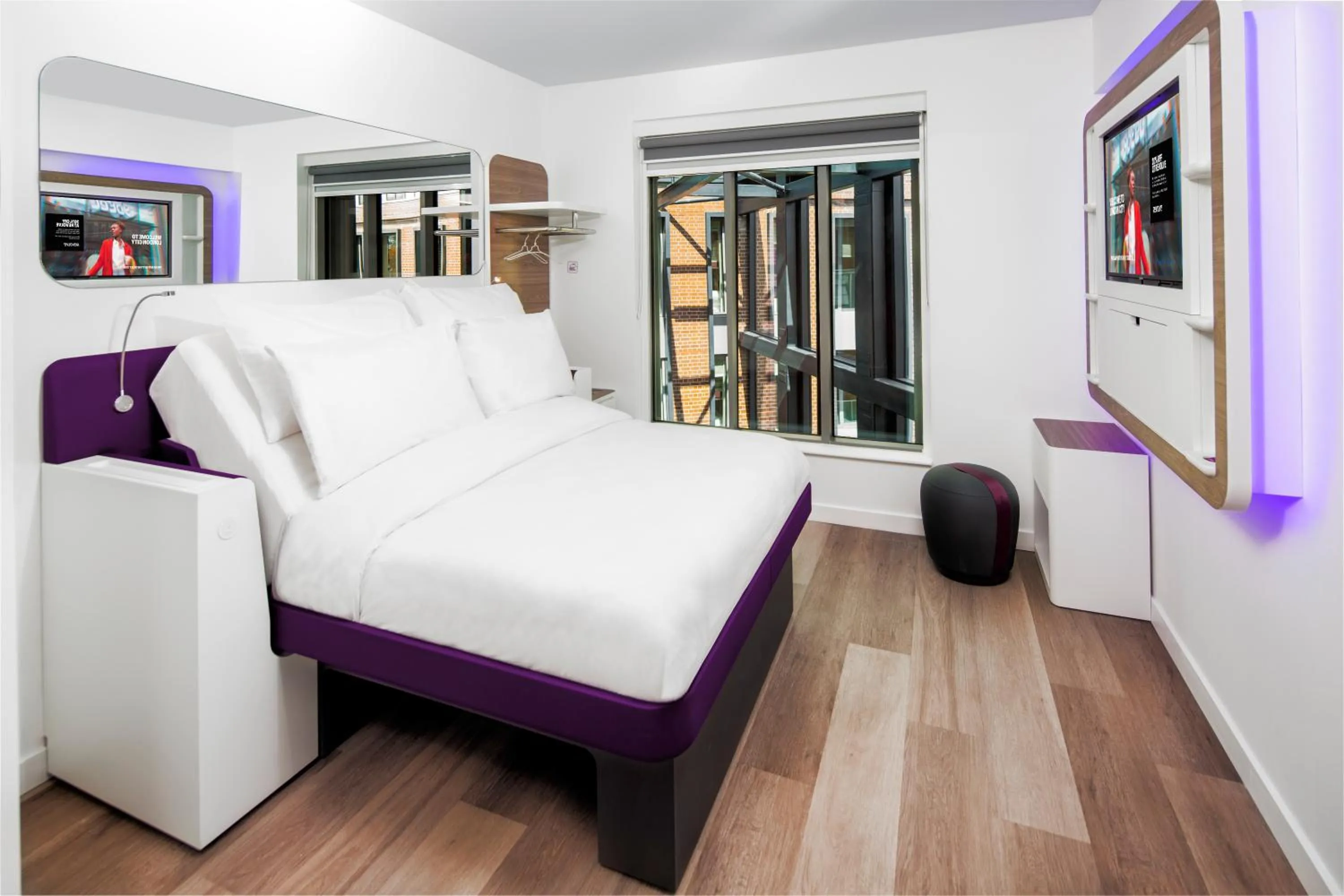 Photo of the whole room, Bed in YOTEL London City