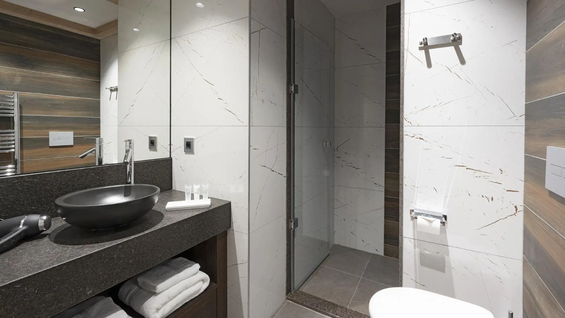 Shower in MGM Hôtels & Résidences - Résidence Alpen Lodge