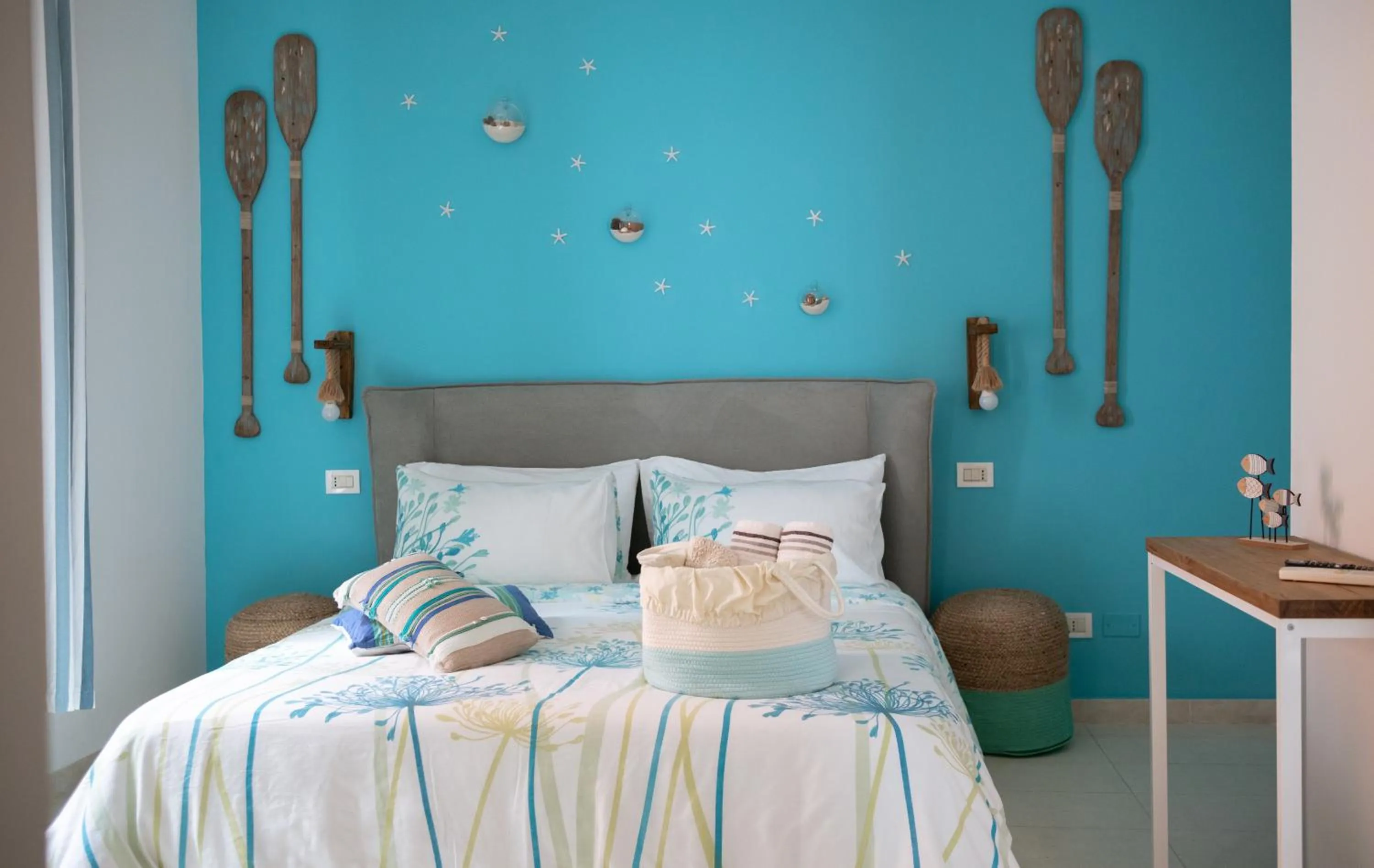 Photo of the whole room, Bed in Intra Rooms