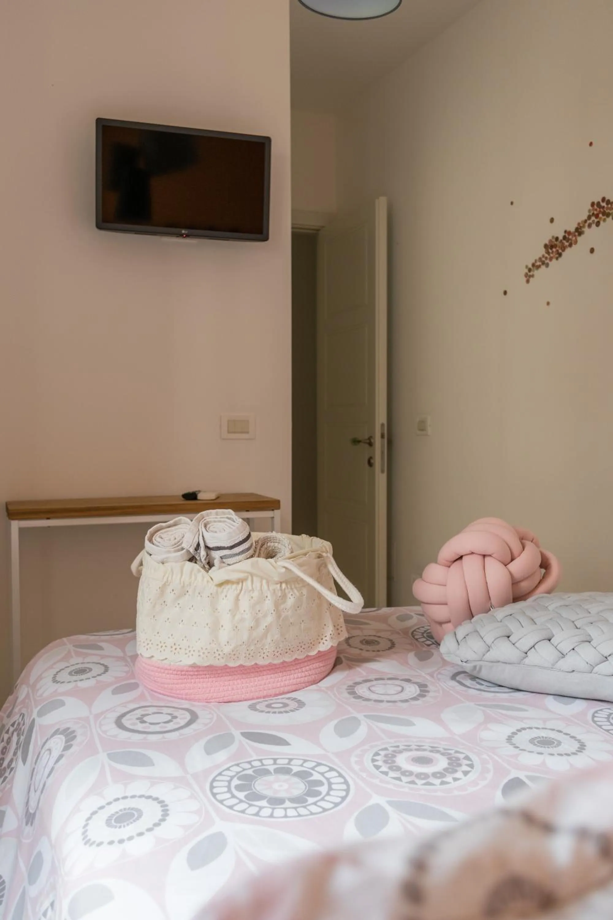 Photo of the whole room, Bed in Intra Rooms